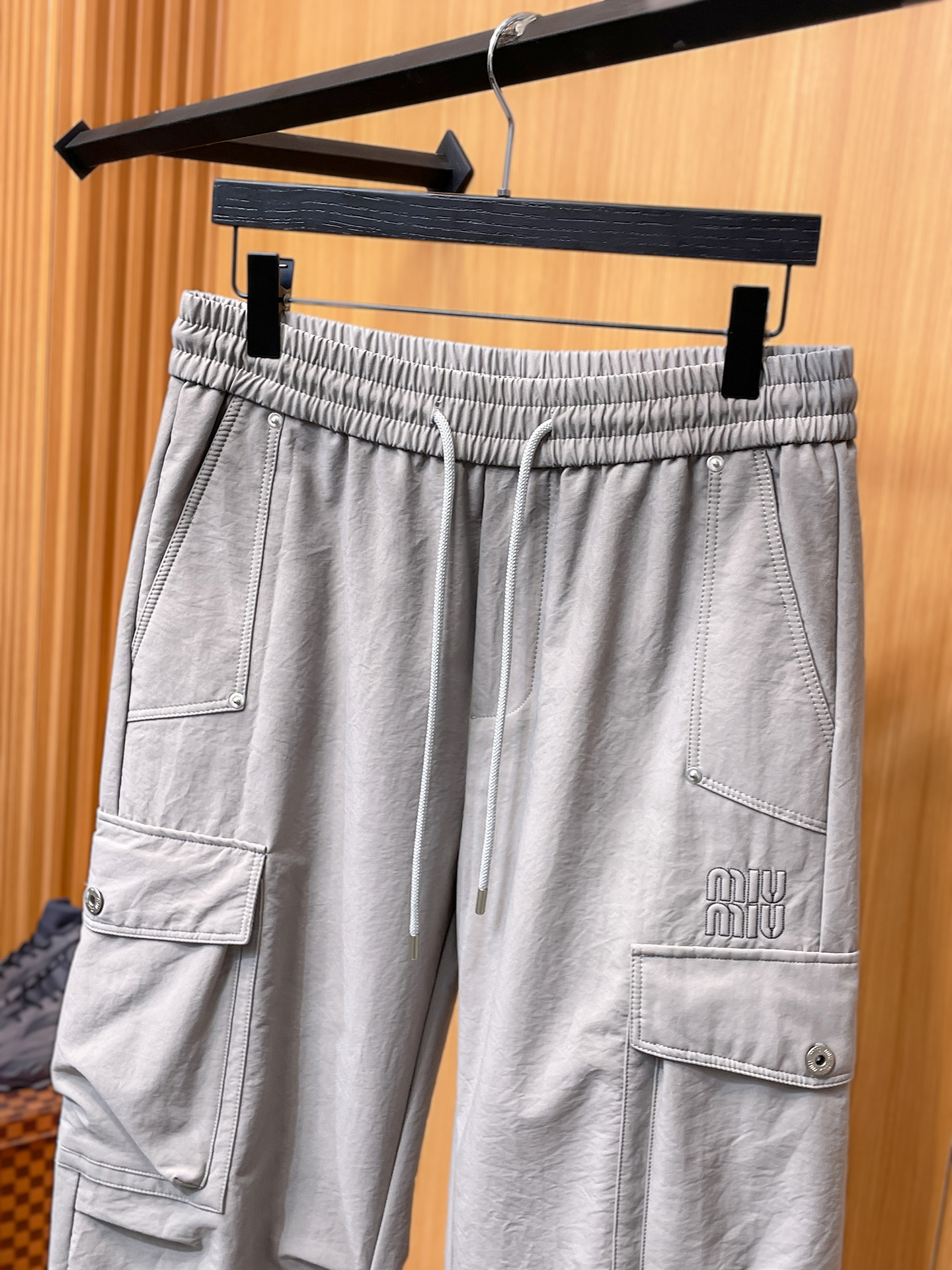 MIU 顶级货品🐮 🆕2025秋冬新款休闲裤！官网同步发售。品牌经典LOGO休闲裤 ，定制面料，舒适度极