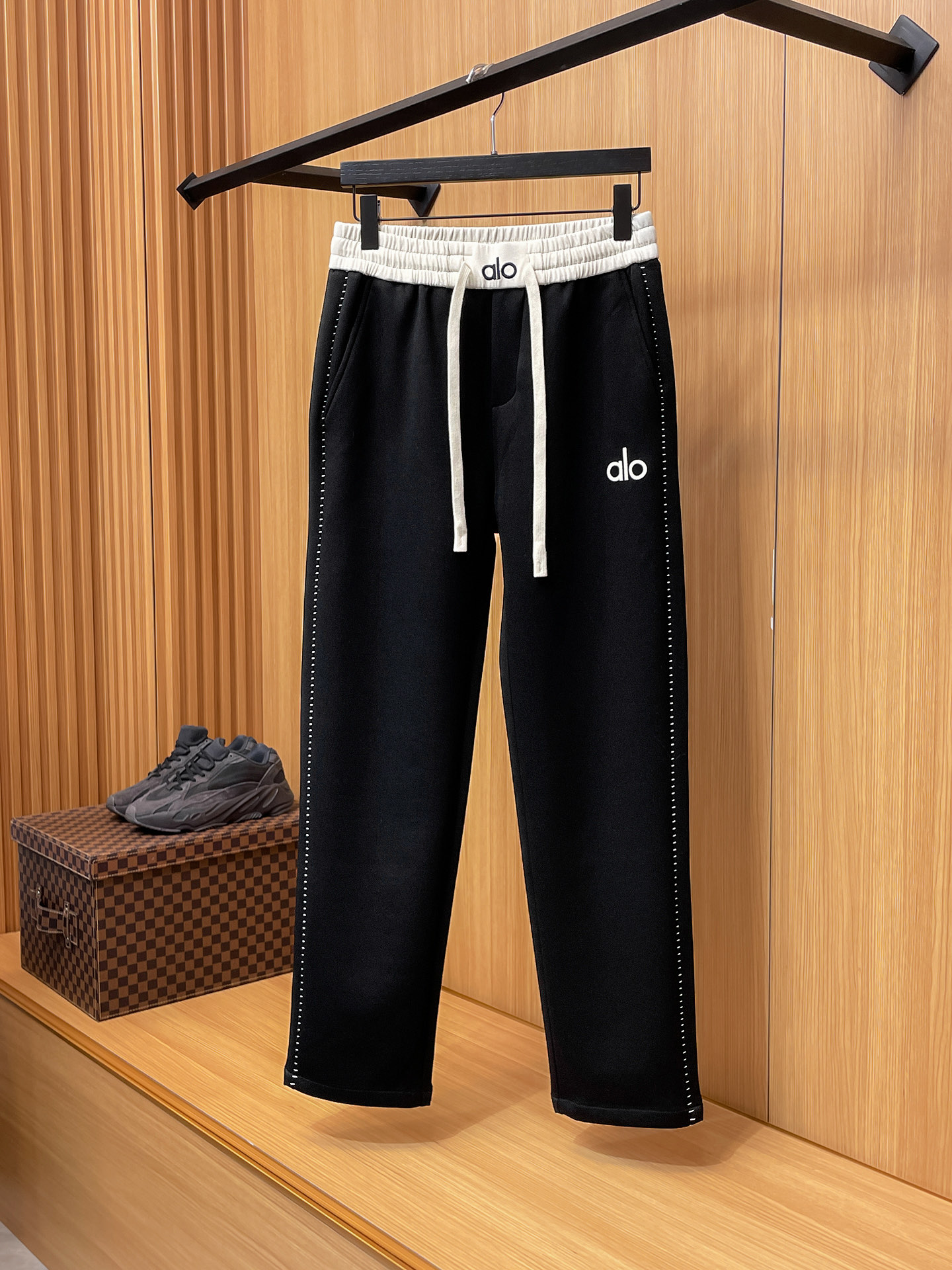 alo 顶级货品🐮 🆕2025秋冬新款休闲裤！官网同步发售。品牌经典LOGO休闲裤 ，定制面料，舒适度极