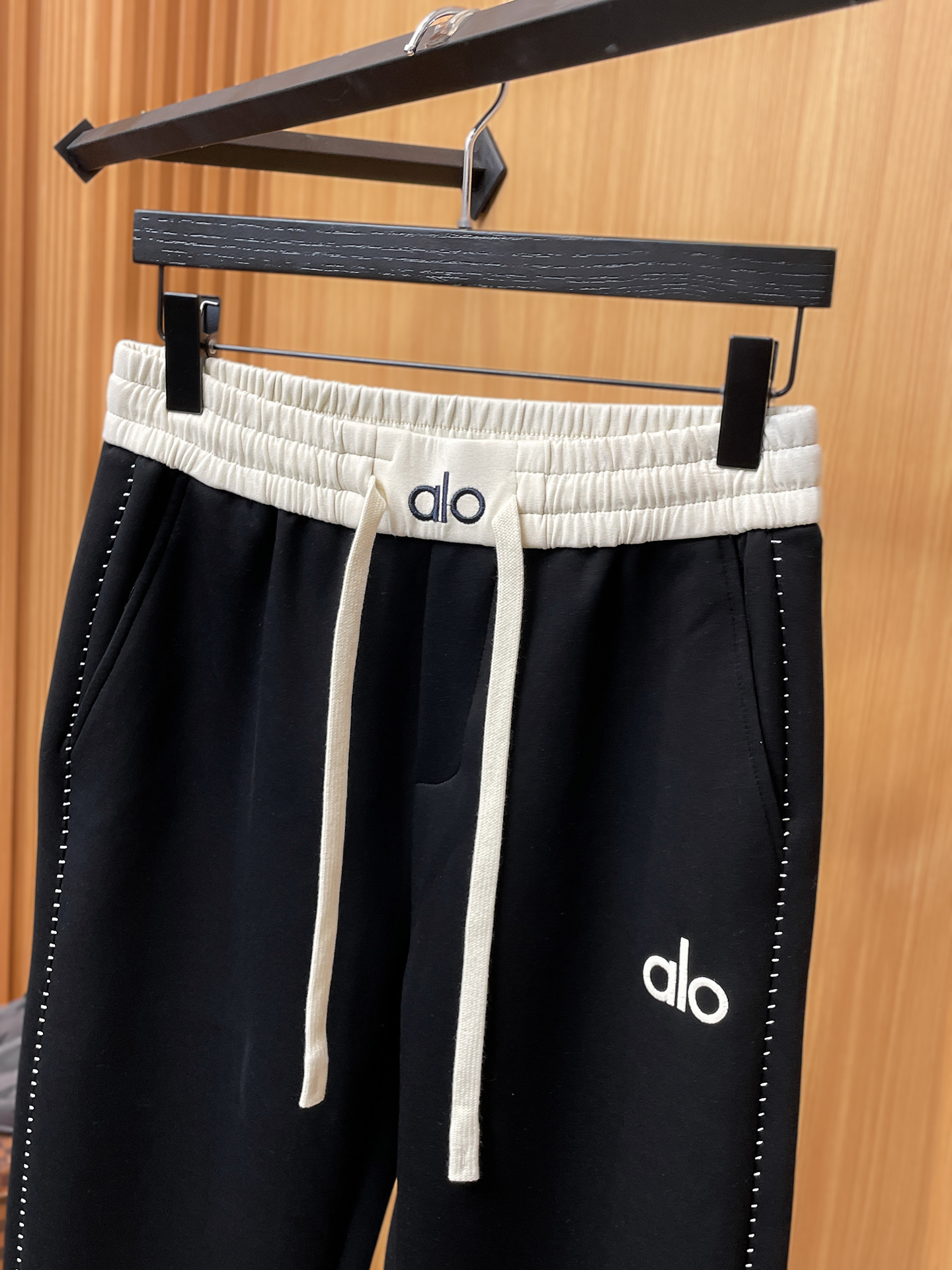 alo 顶级货品🐮 🆕2025秋冬新款休闲裤！官网同步发售。品牌经典LOGO休闲裤 ，定制面料，舒适度极