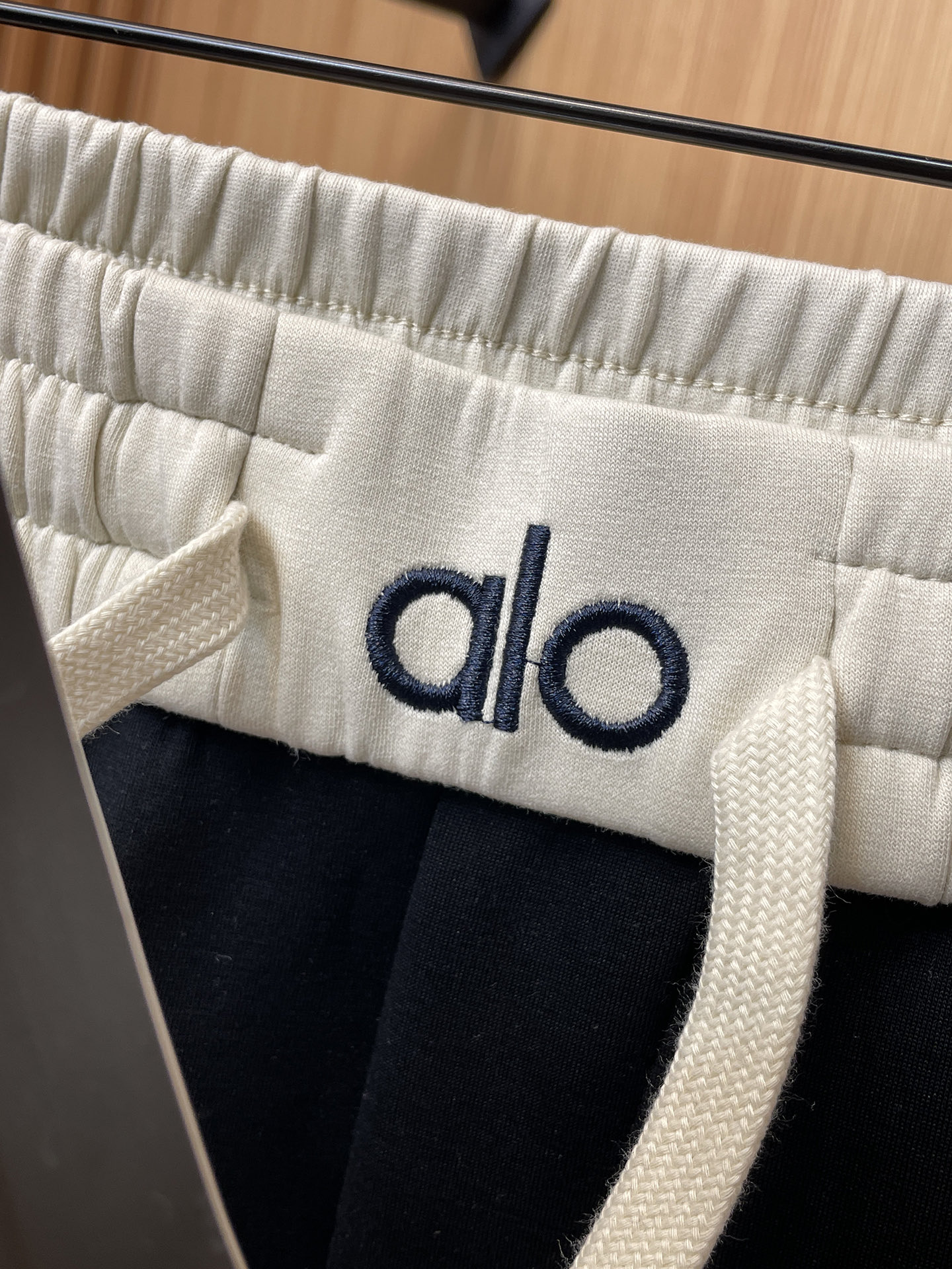 alo 顶级货品🐮 🆕2025秋冬新款休闲裤！官网同步发售。品牌经典LOGO休闲裤 ，定制面料，舒适度极