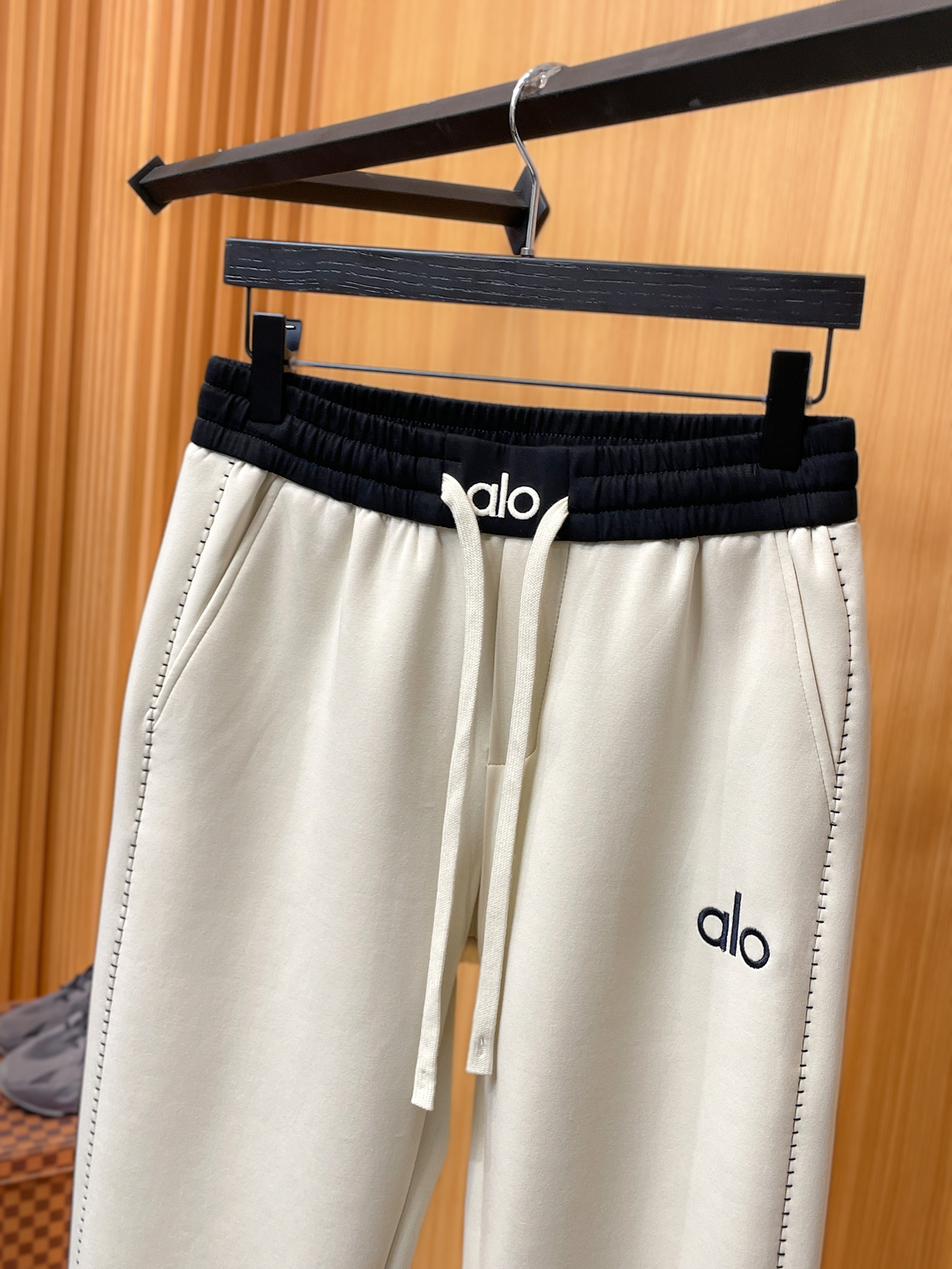 alo 顶级货品🐮 🆕2025秋冬新款休闲裤！官网同步发售。品牌经典LOGO休闲裤 ，定制面料，舒适度极