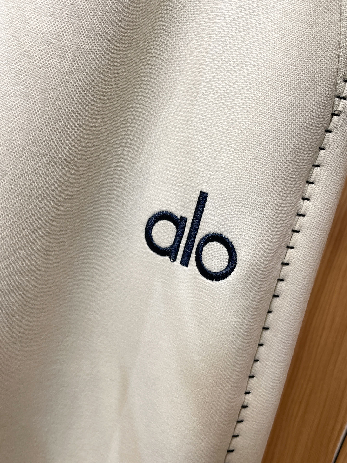 alo 顶级货品🐮 🆕2025秋冬新款休闲裤！官网同步发售。品牌经典LOGO休闲裤 ，定制面料，舒适度极