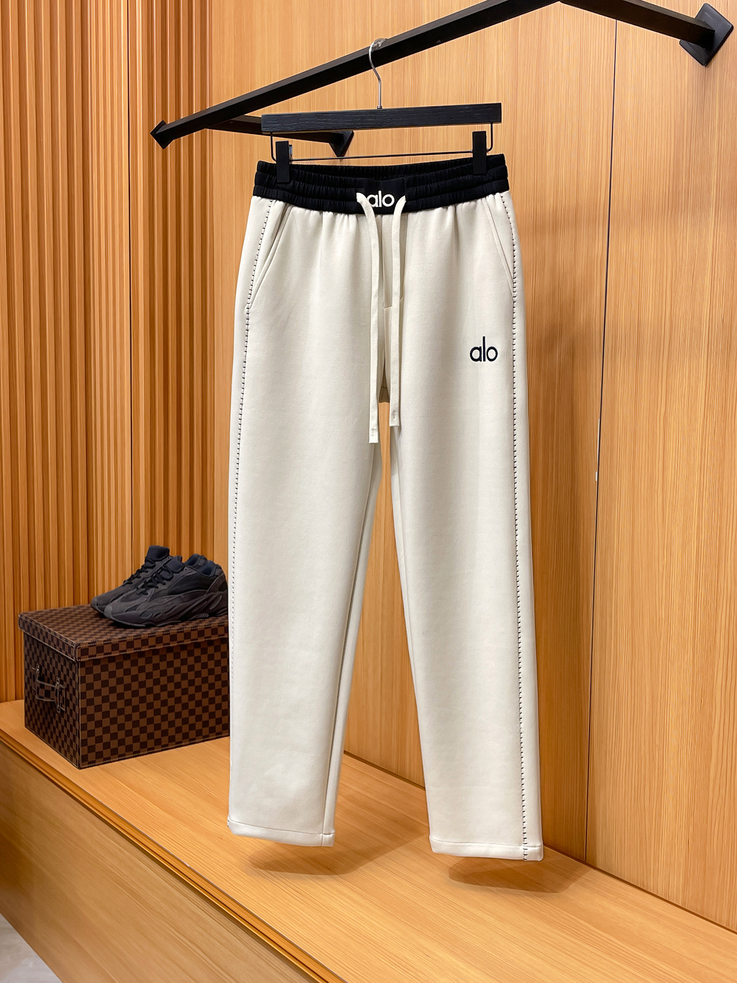 alo 顶级货品🐮 🆕2025秋冬新款休闲裤！官网同步发售。品牌经典LOGO休闲裤 ，定制面料，舒适度极