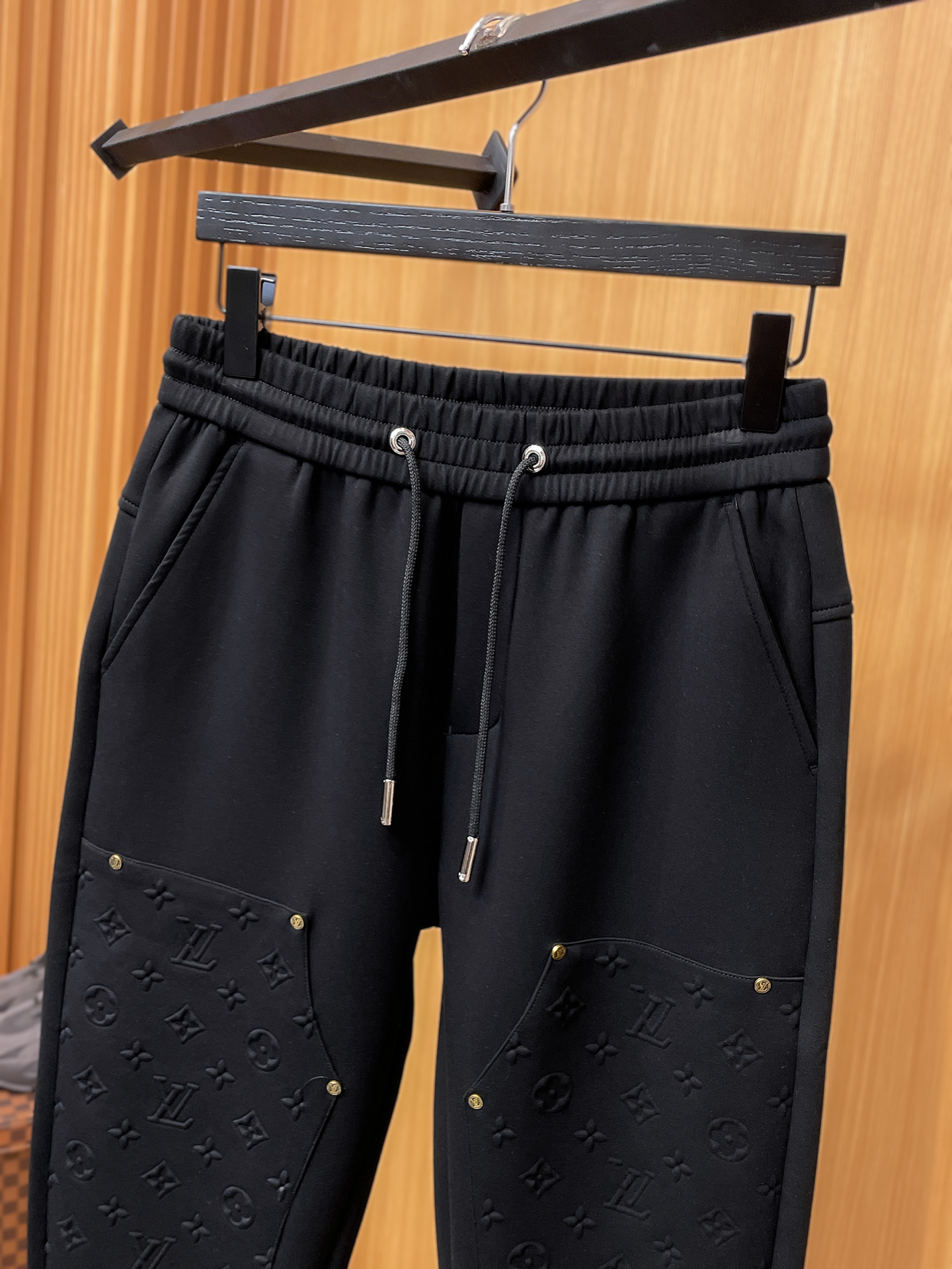 LV 顶级货品🐮 🆕2025秋冬新款休闲裤！官网同步发售。品牌经典LOGO休闲裤 ，定制面料，舒适度极好