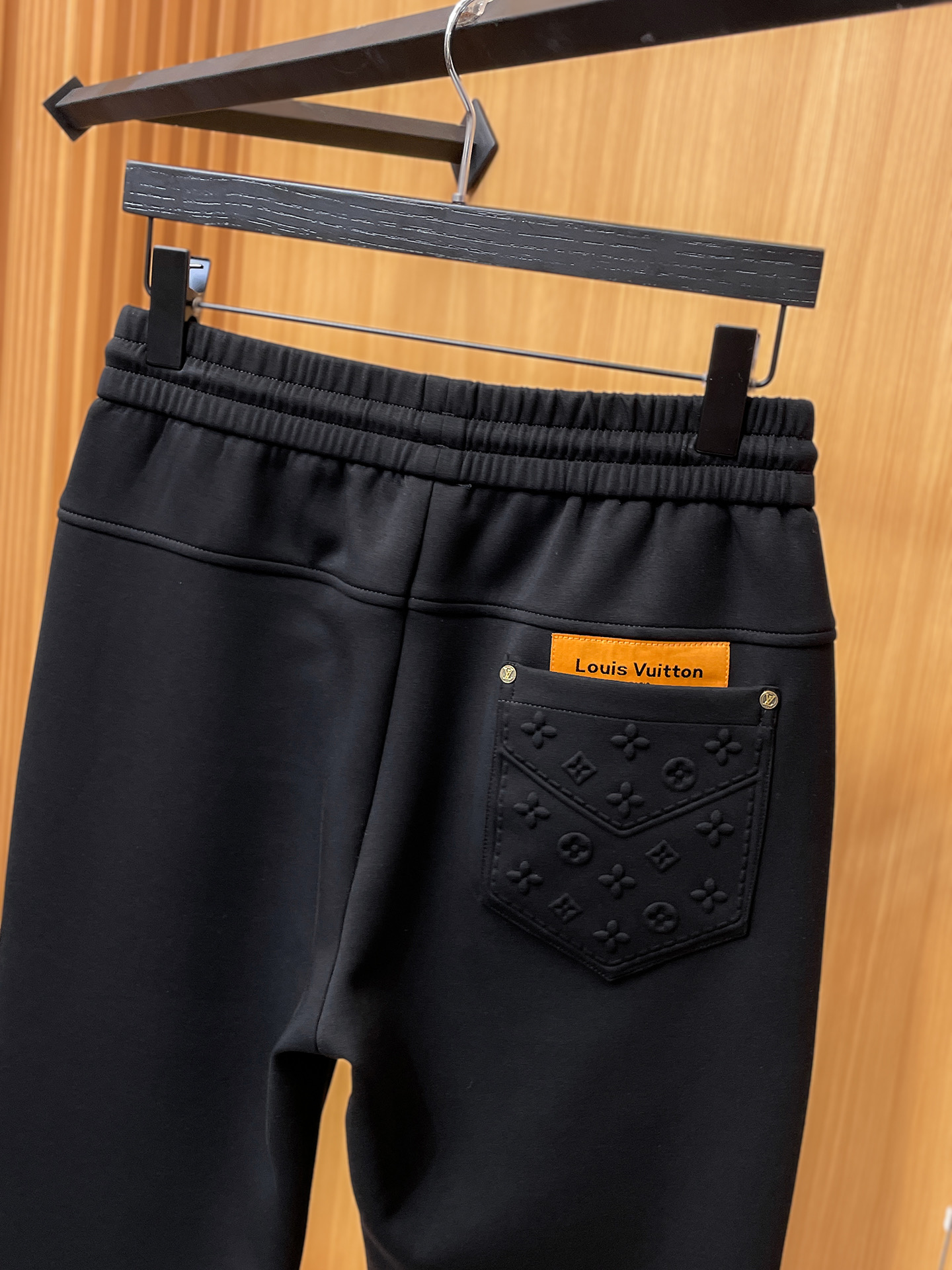 LV 顶级货品🐮 🆕2025秋冬新款休闲裤！官网同步发售。品牌经典LOGO休闲裤 ，定制面料，舒适度极好
