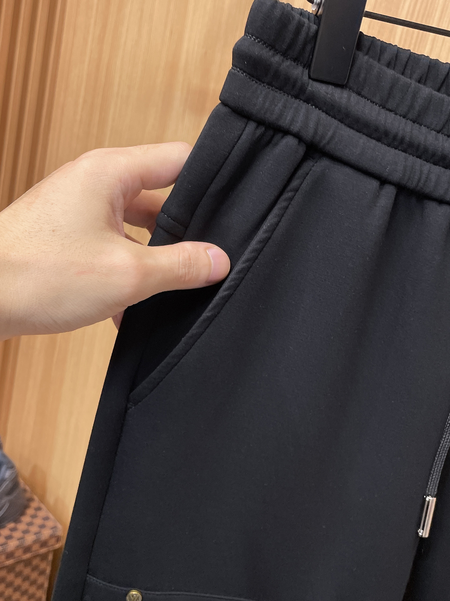 LV 顶级货品🐮 🆕2025秋冬新款休闲裤！官网同步发售。品牌经典LOGO休闲裤 ，定制面料，舒适度极好