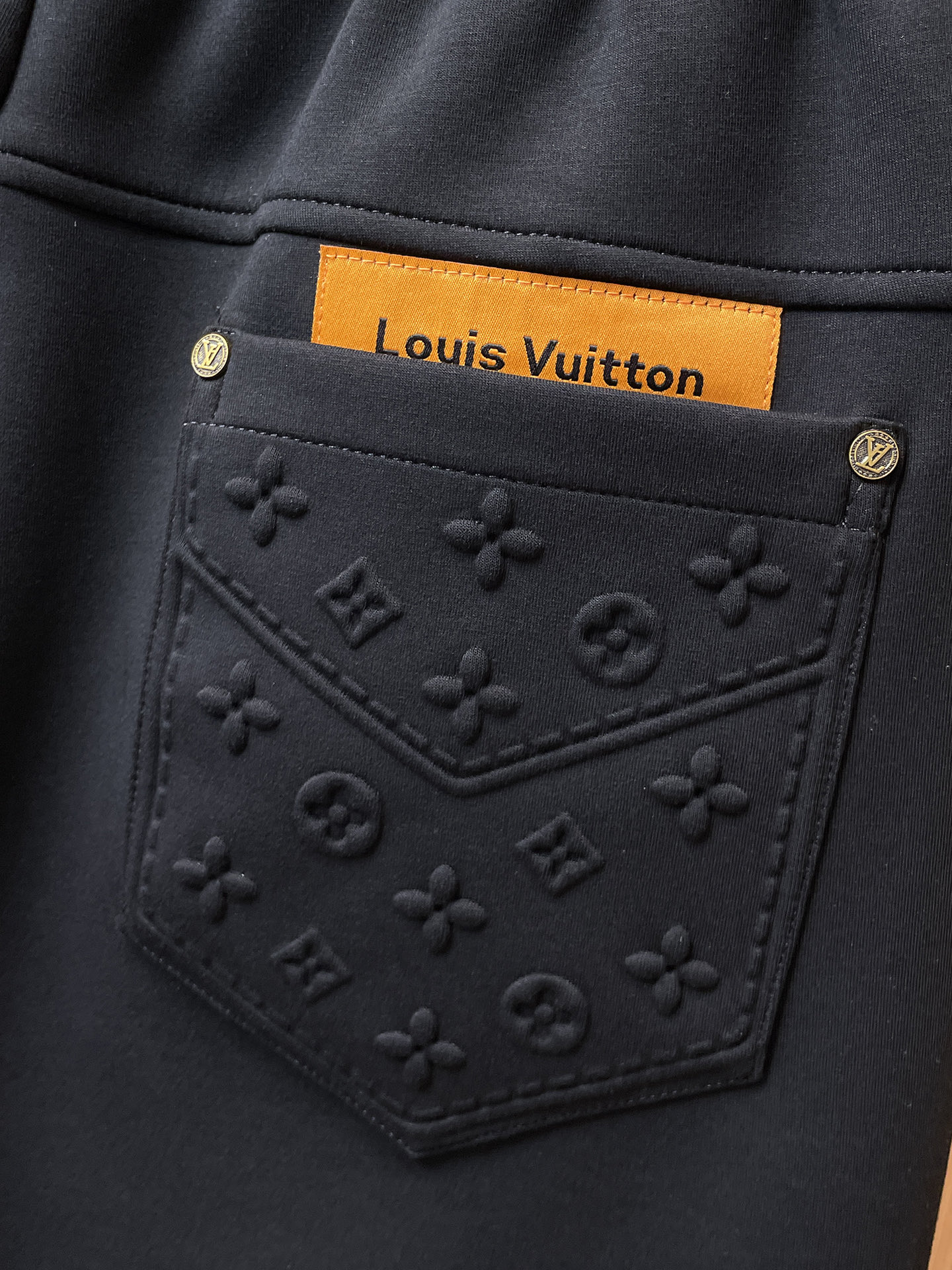 LV 顶级货品🐮 🆕2025秋冬新款休闲裤！官网同步发售。品牌经典LOGO休闲裤 ，定制面料，舒适度极好