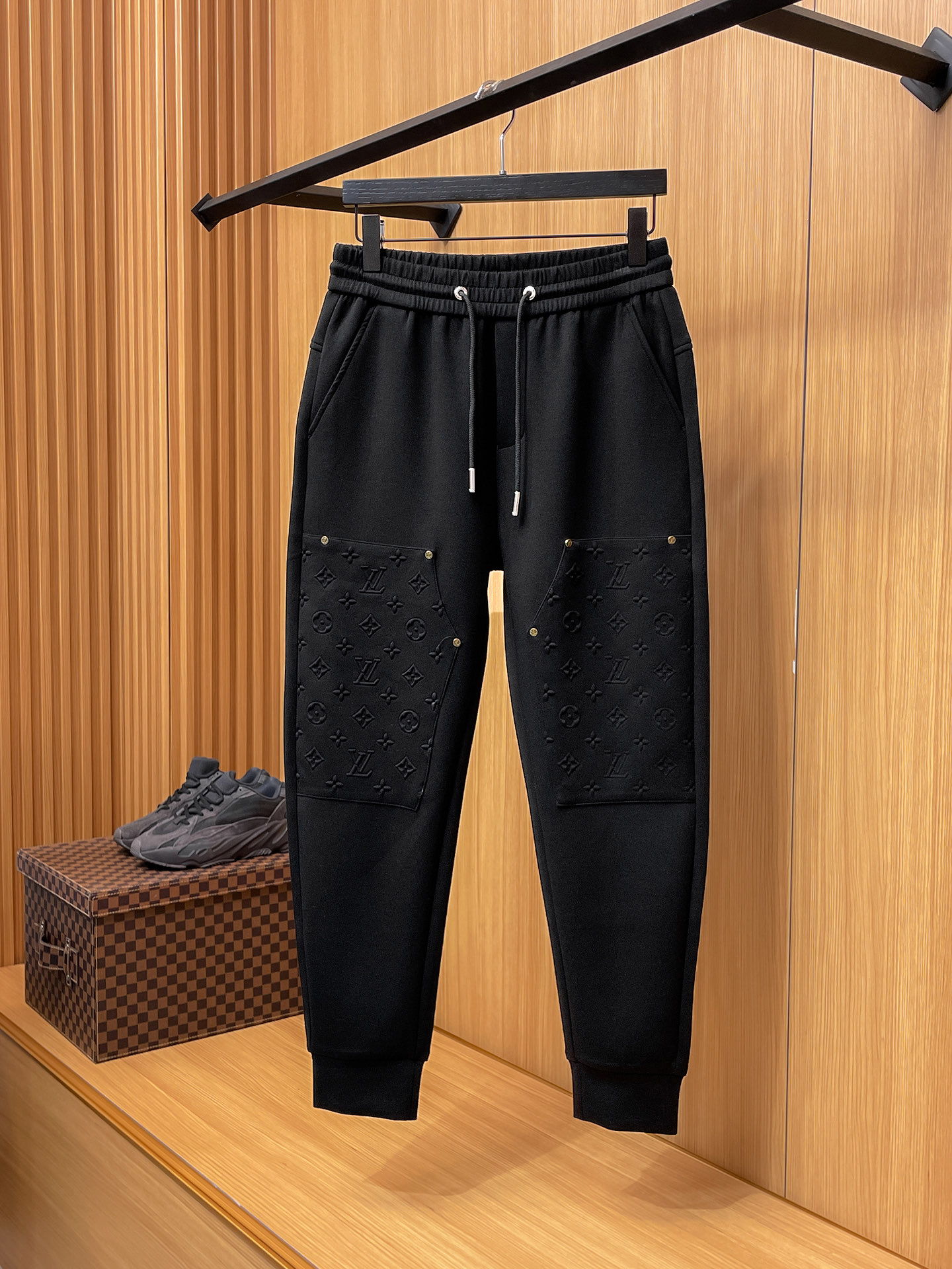 LV 顶级货品🐮 🆕2025秋冬新款休闲裤！官网同步发售。品牌经典LOGO休闲裤 ，定制面料，舒适度极好