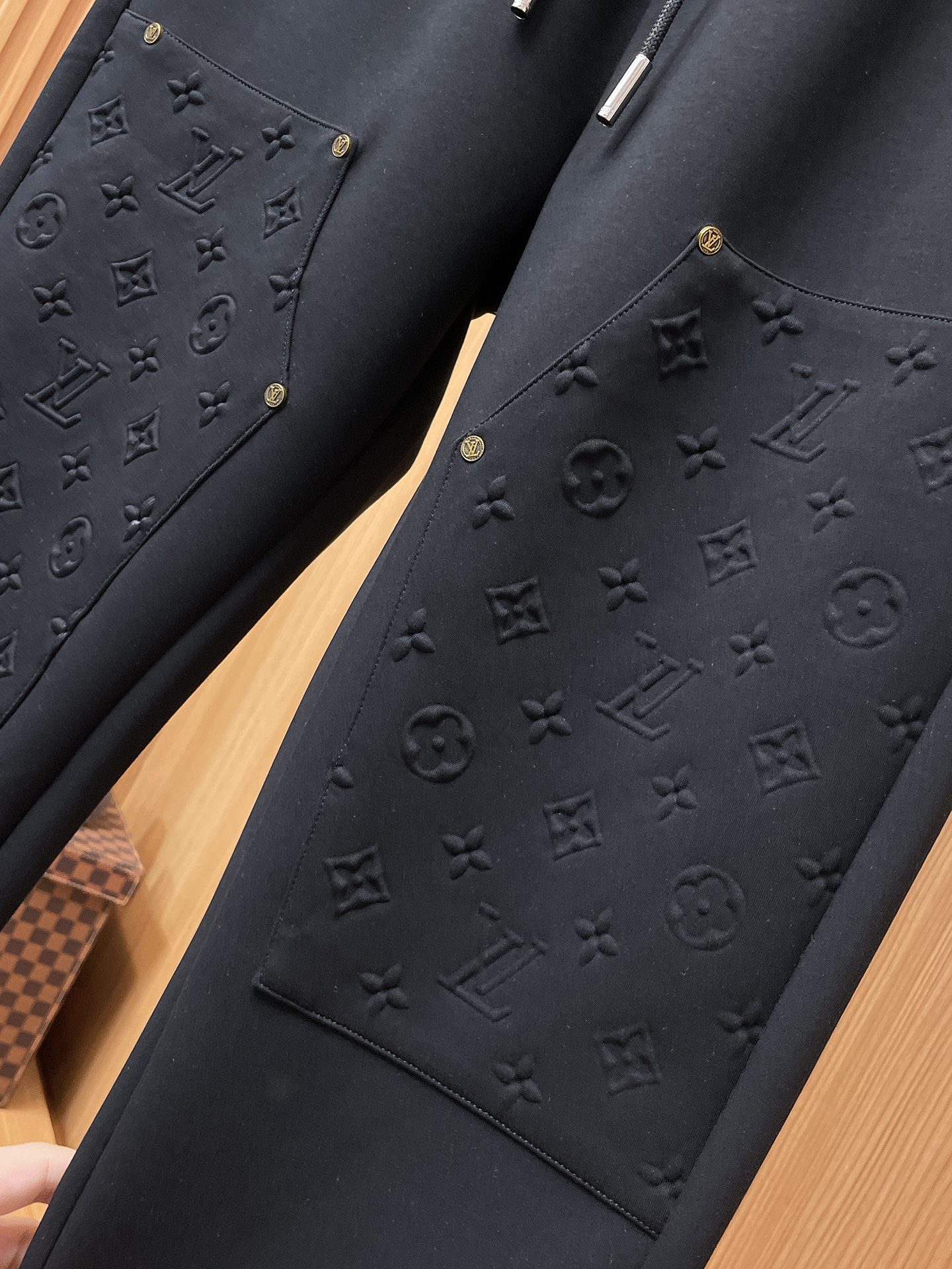 LV 顶级货品🐮 🆕2025秋冬新款休闲裤！官网同步发售。品牌经典LOGO休闲裤 ，定制面料，舒适度极好