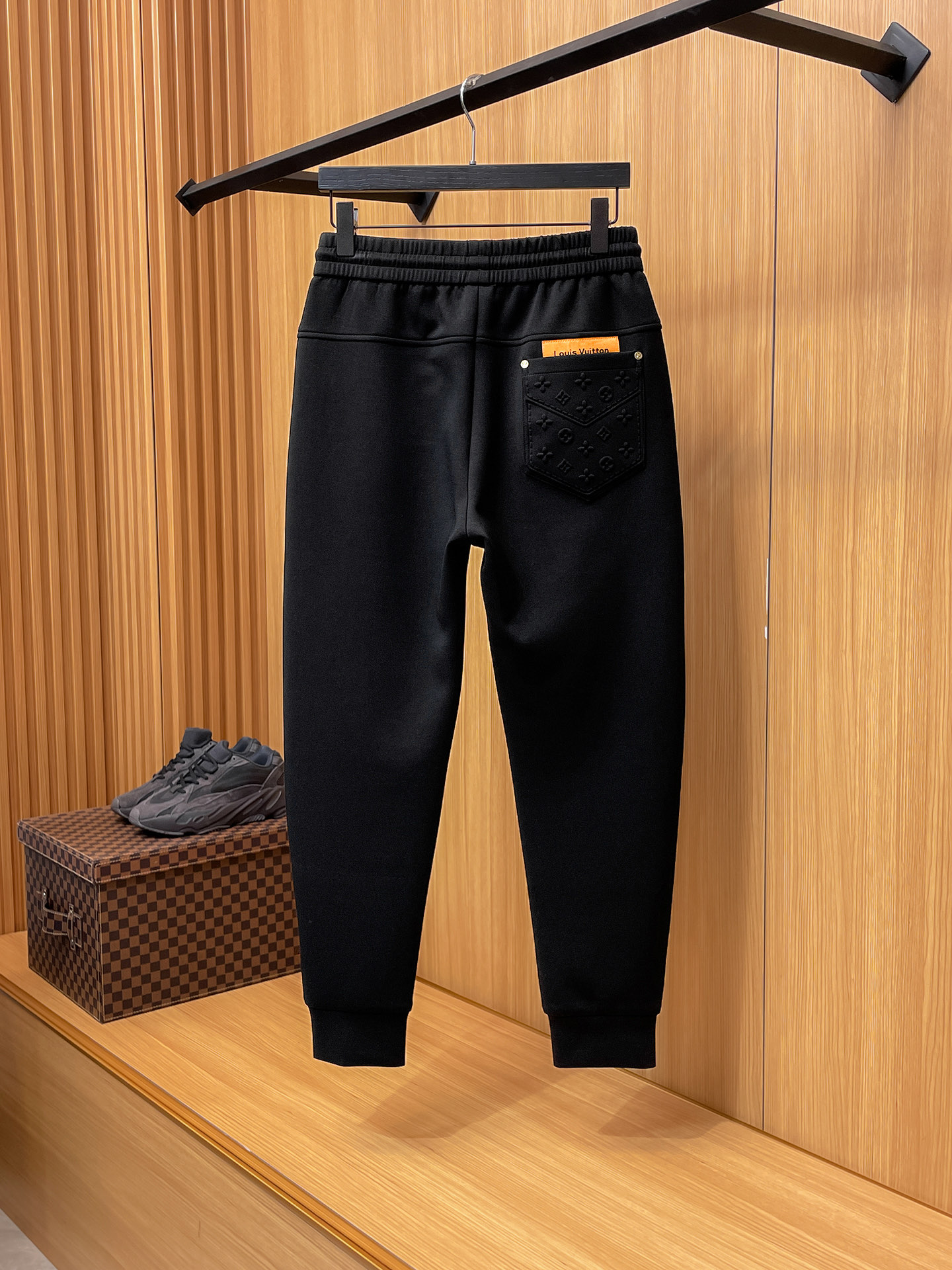 LV 顶级货品🐮 🆕2025秋冬新款休闲裤！官网同步发售。品牌经典LOGO休闲裤 ，定制面料，舒适度极好