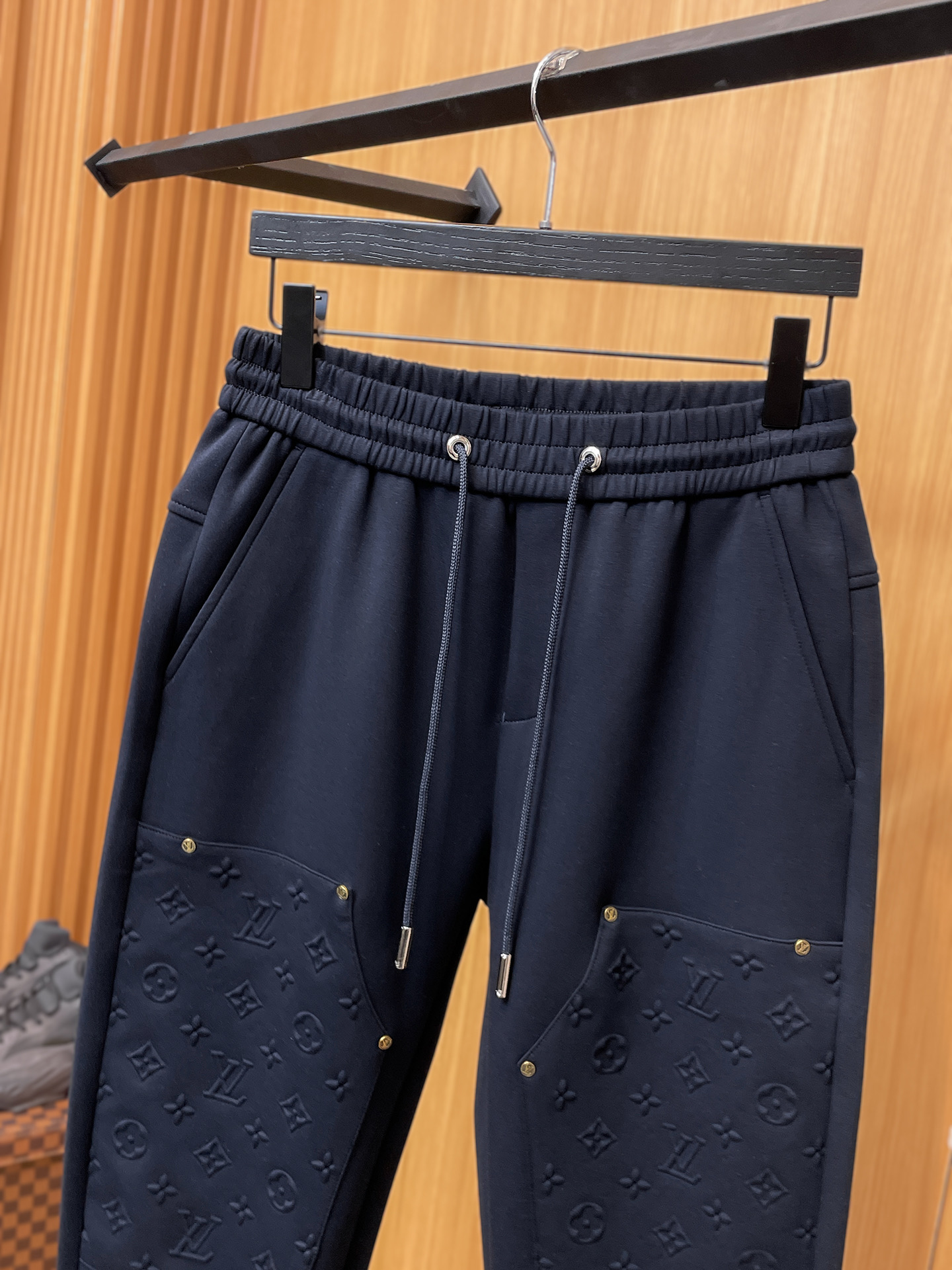 LV 顶级货品🐮 🆕2025秋冬新款休闲裤！官网同步发售。品牌经典LOGO休闲裤 ，定制面料，舒适度极好
