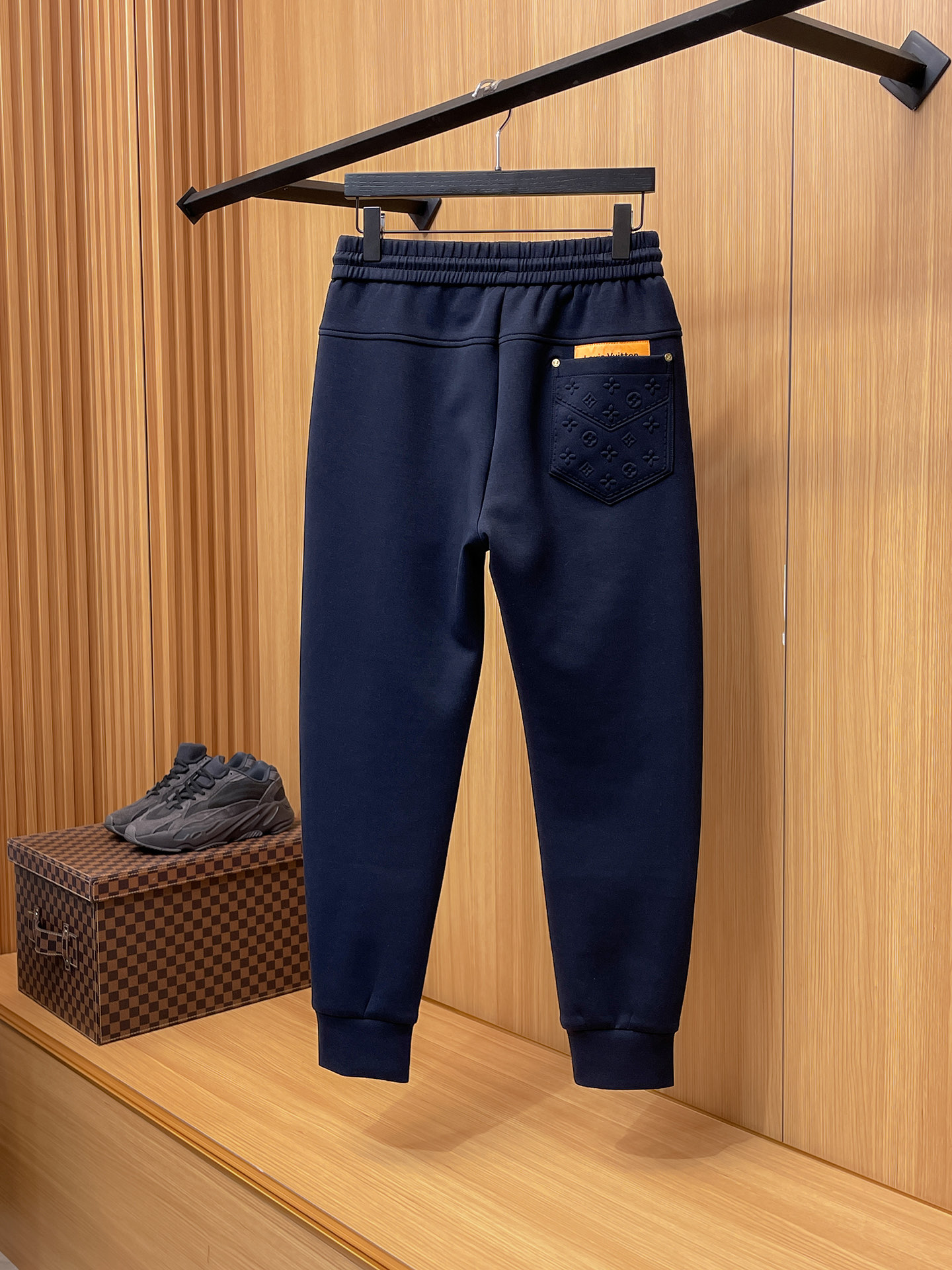 LV 顶级货品🐮 🆕2025秋冬新款休闲裤！官网同步发售。品牌经典LOGO休闲裤 ，定制面料，舒适度极好