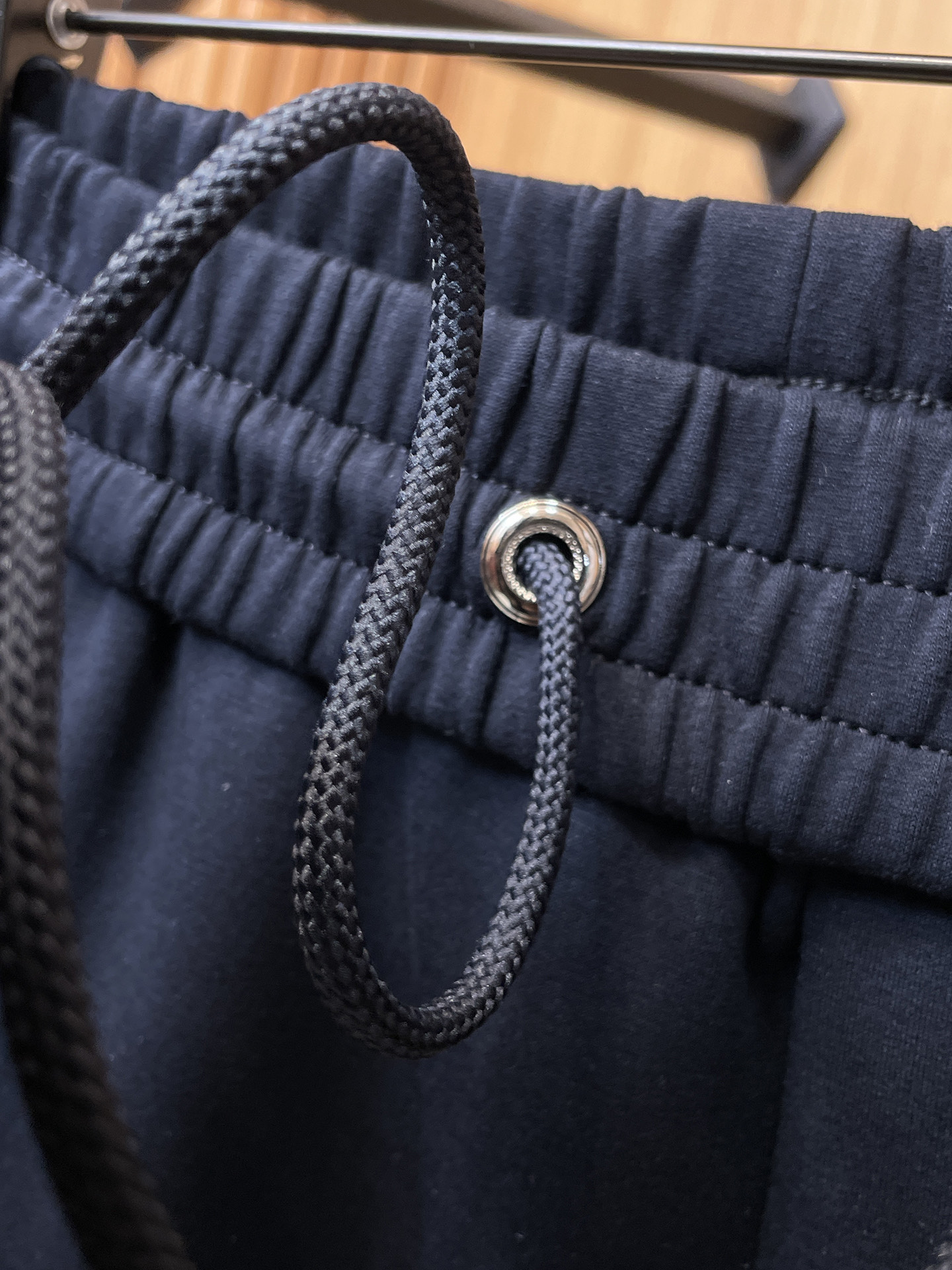 LV 顶级货品🐮 🆕2025秋冬新款休闲裤！官网同步发售。品牌经典LOGO休闲裤 ，定制面料，舒适度极好