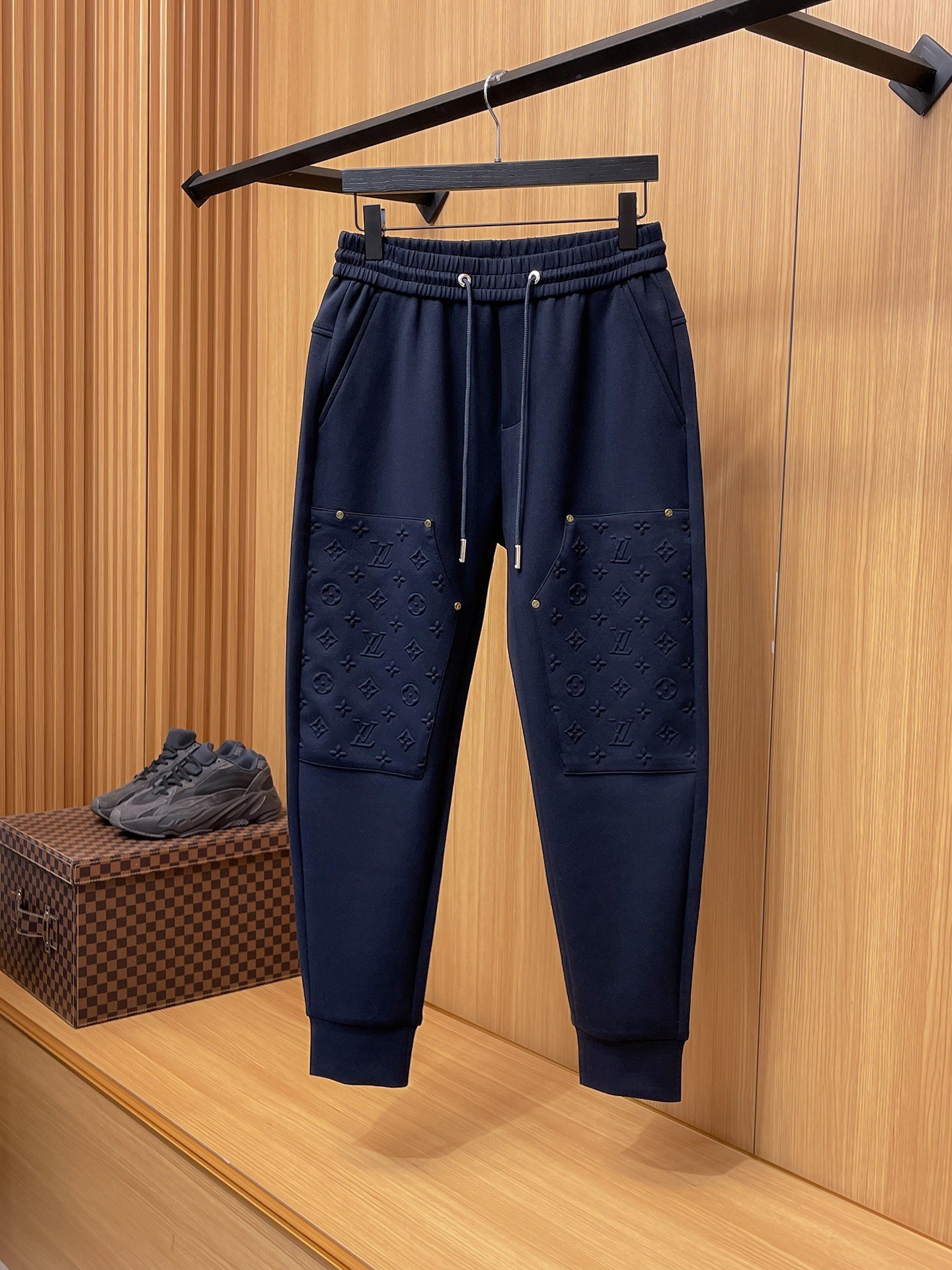 LV 顶级货品🐮 🆕2025秋冬新款休闲裤！官网同步发售。品牌经典LOGO休闲裤 ，定制面料，舒适度极好
