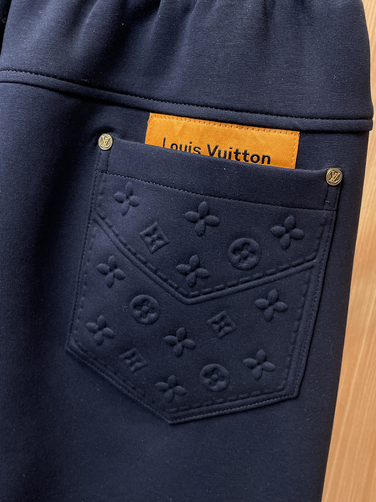 LV 顶级货品🐮 🆕2025秋冬新款休闲裤！官网同步发售。品牌经典LOGO休闲裤 ，定制面料，舒适度极好