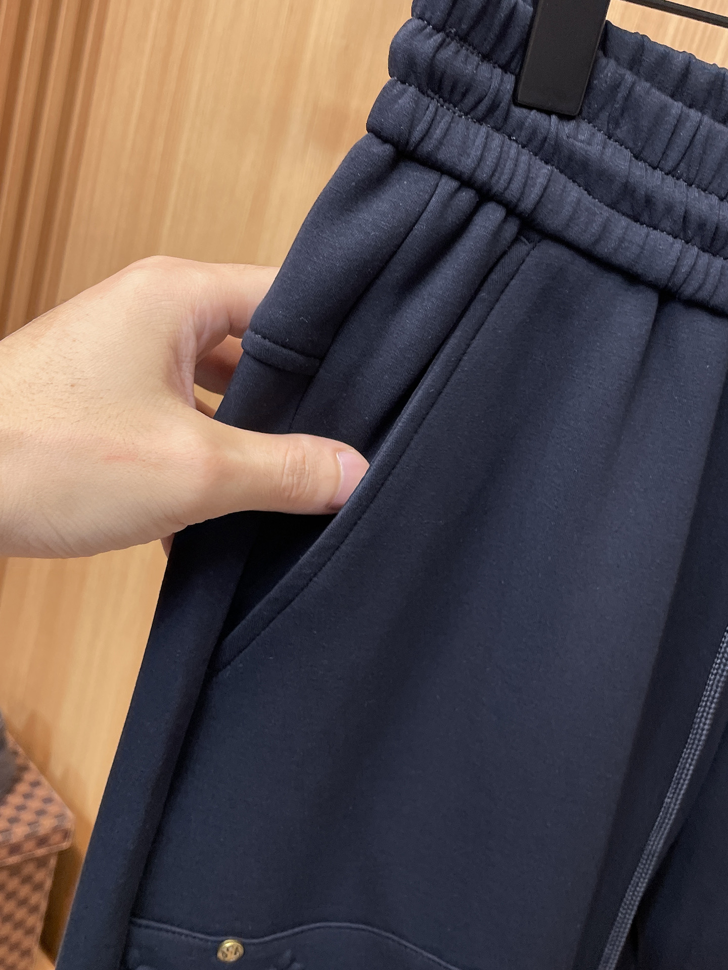 LV 顶级货品🐮 🆕2025秋冬新款休闲裤！官网同步发售。品牌经典LOGO休闲裤 ，定制面料，舒适度极好