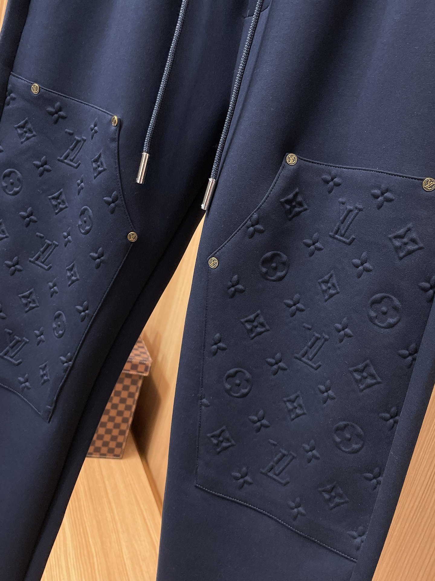 LV 顶级货品🐮 🆕2025秋冬新款休闲裤！官网同步发售。品牌经典LOGO休闲裤 ，定制面料，舒适度极好