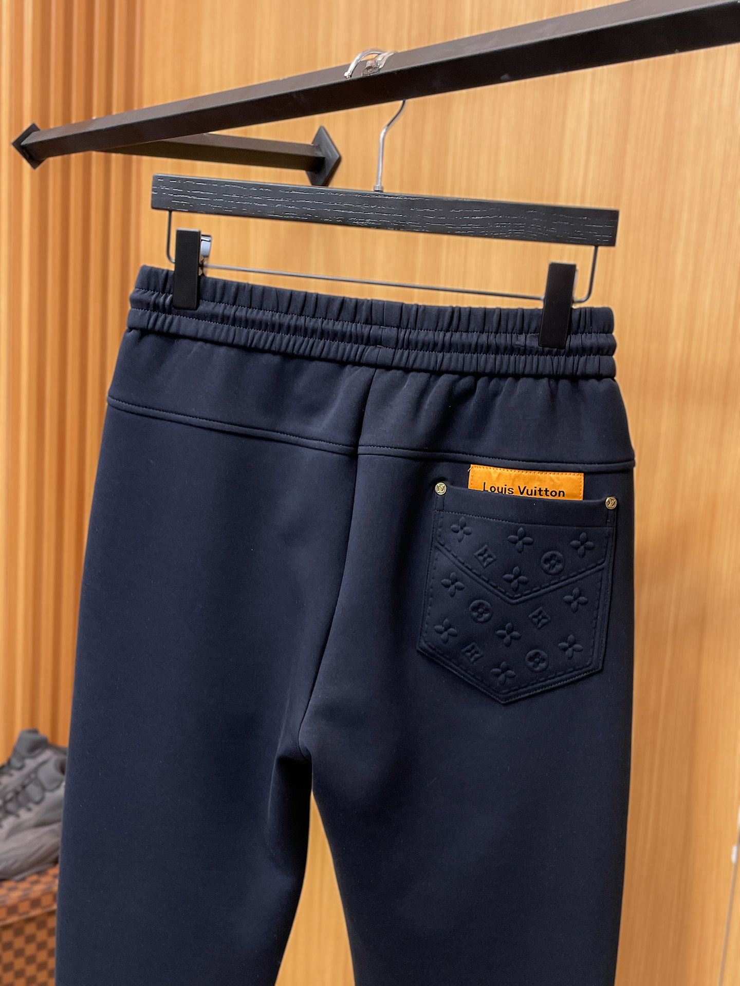 LV 顶级货品🐮 🆕2025秋冬新款休闲裤！官网同步发售。品牌经典LOGO休闲裤 ，定制面料，舒适度极好