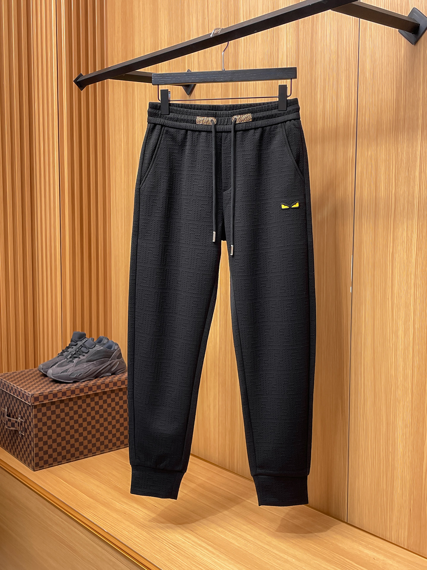 芬迪 顶级货品🐮 🆕2025秋冬新款休闲裤！官网同步发售。品牌经典LOGO休闲裤 ，定制面料，舒适度极好