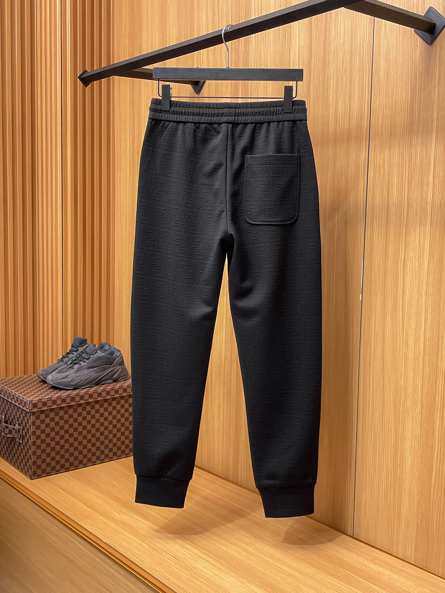 芬迪 顶级货品🐮 🆕2025秋冬新款休闲裤！官网同步发售。品牌经典LOGO休闲裤 ，定制面料，舒适度极好