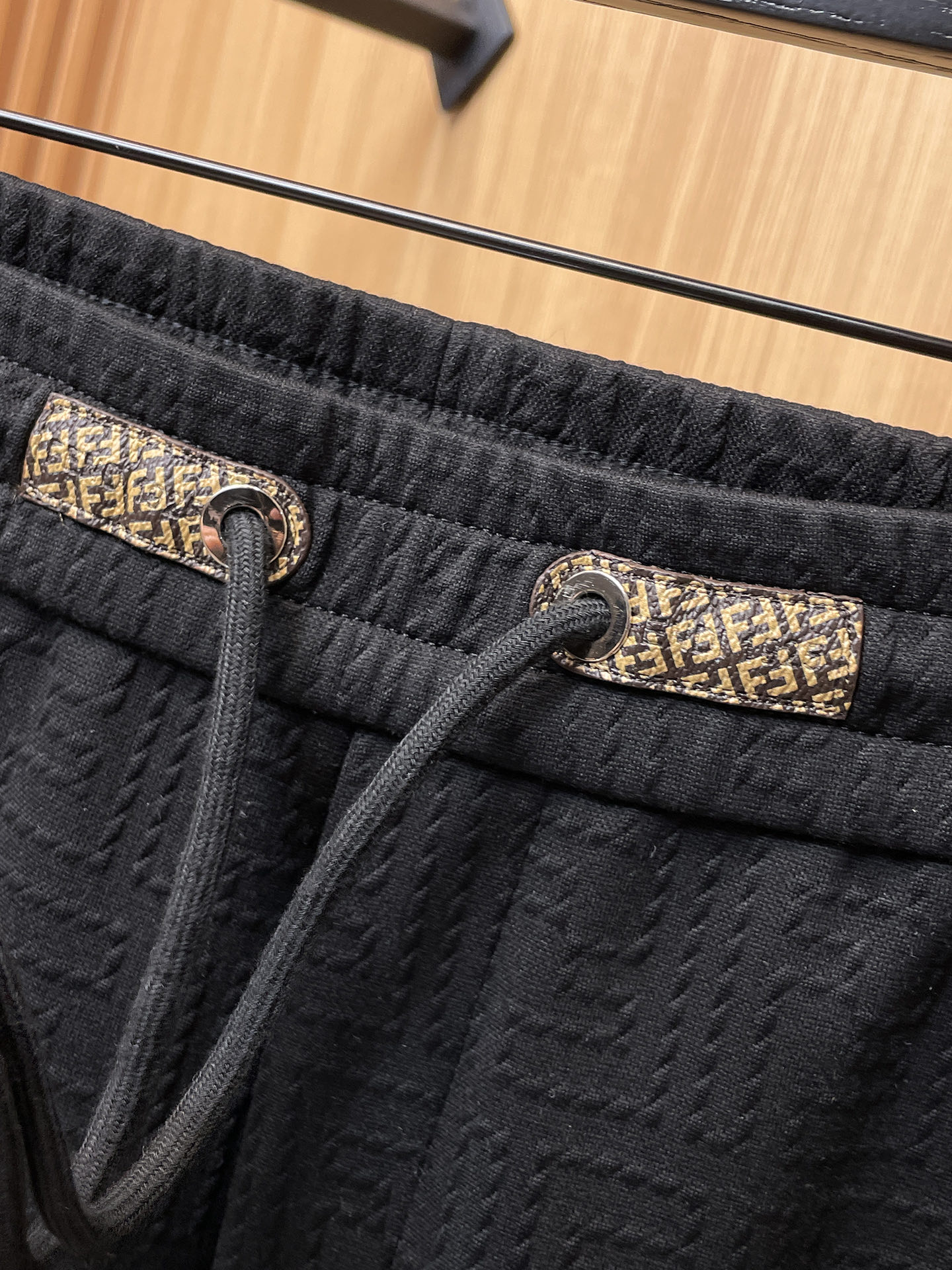 芬迪 顶级货品🐮 🆕2025秋冬新款休闲裤！官网同步发售。品牌经典LOGO休闲裤 ，定制面料，舒适度极好