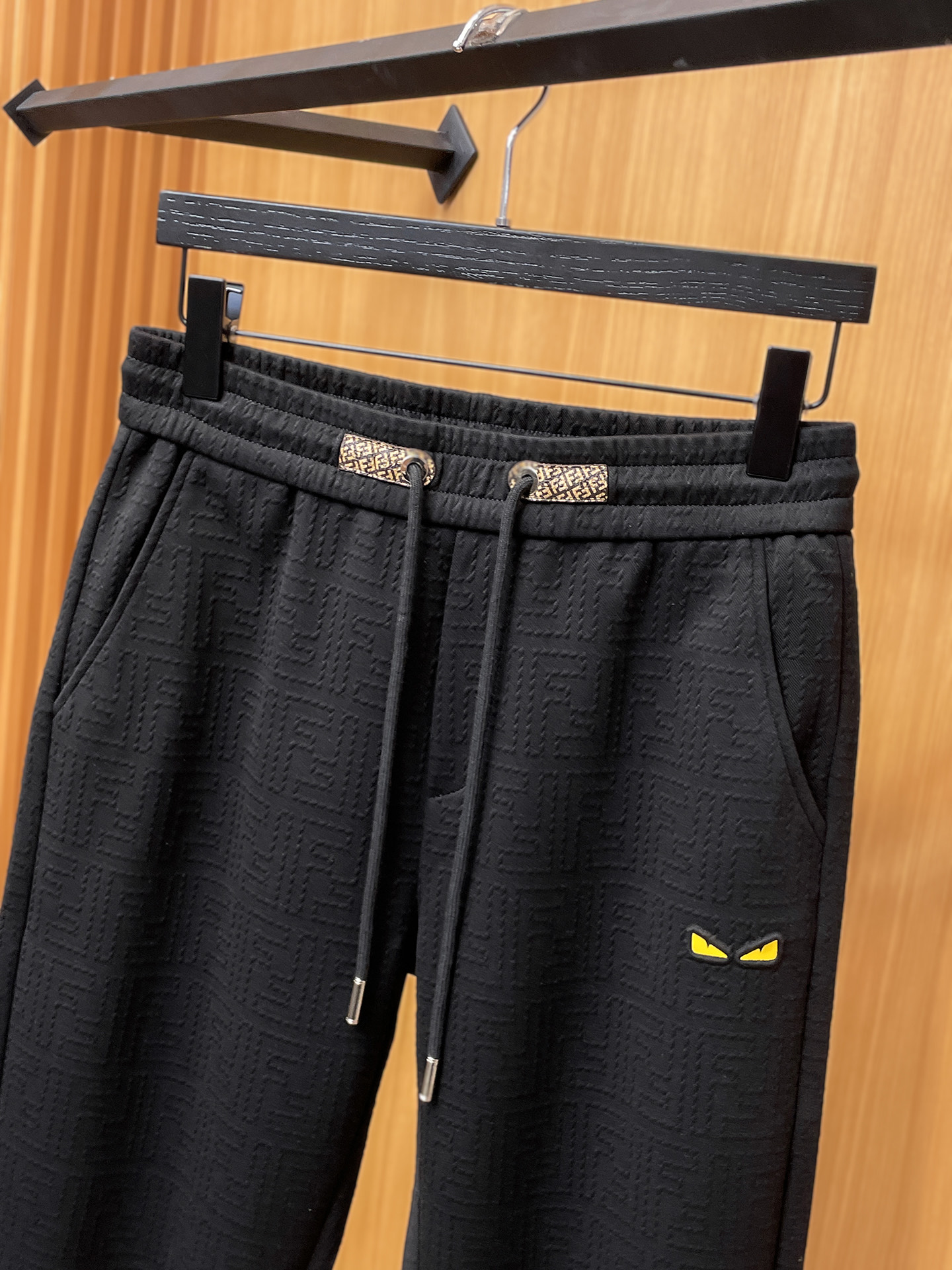 芬迪 顶级货品🐮 🆕2025秋冬新款休闲裤！官网同步发售。品牌经典LOGO休闲裤 ，定制面料，舒适度极好