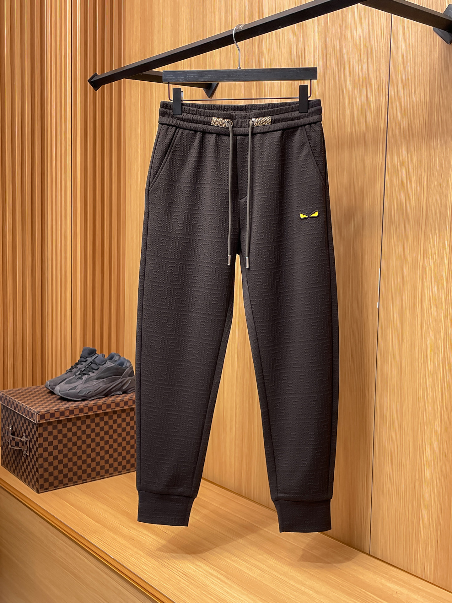 芬迪 顶级货品🐮 🆕2025秋冬新款休闲裤！官网同步发售。品牌经典LOGO休闲裤 ，定制面料，舒适度极好