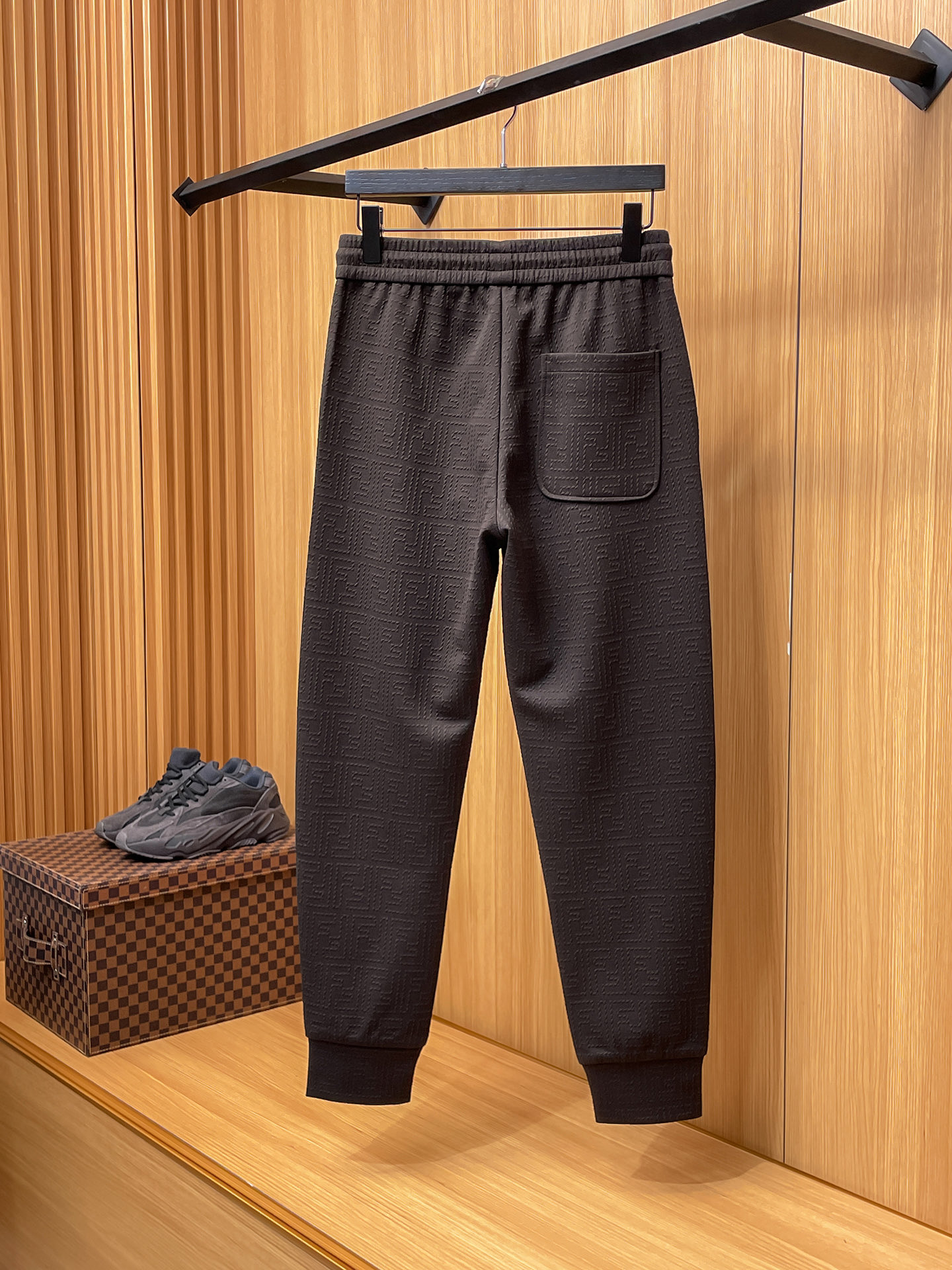 芬迪 顶级货品🐮 🆕2025秋冬新款休闲裤！官网同步发售。品牌经典LOGO休闲裤 ，定制面料，舒适度极好