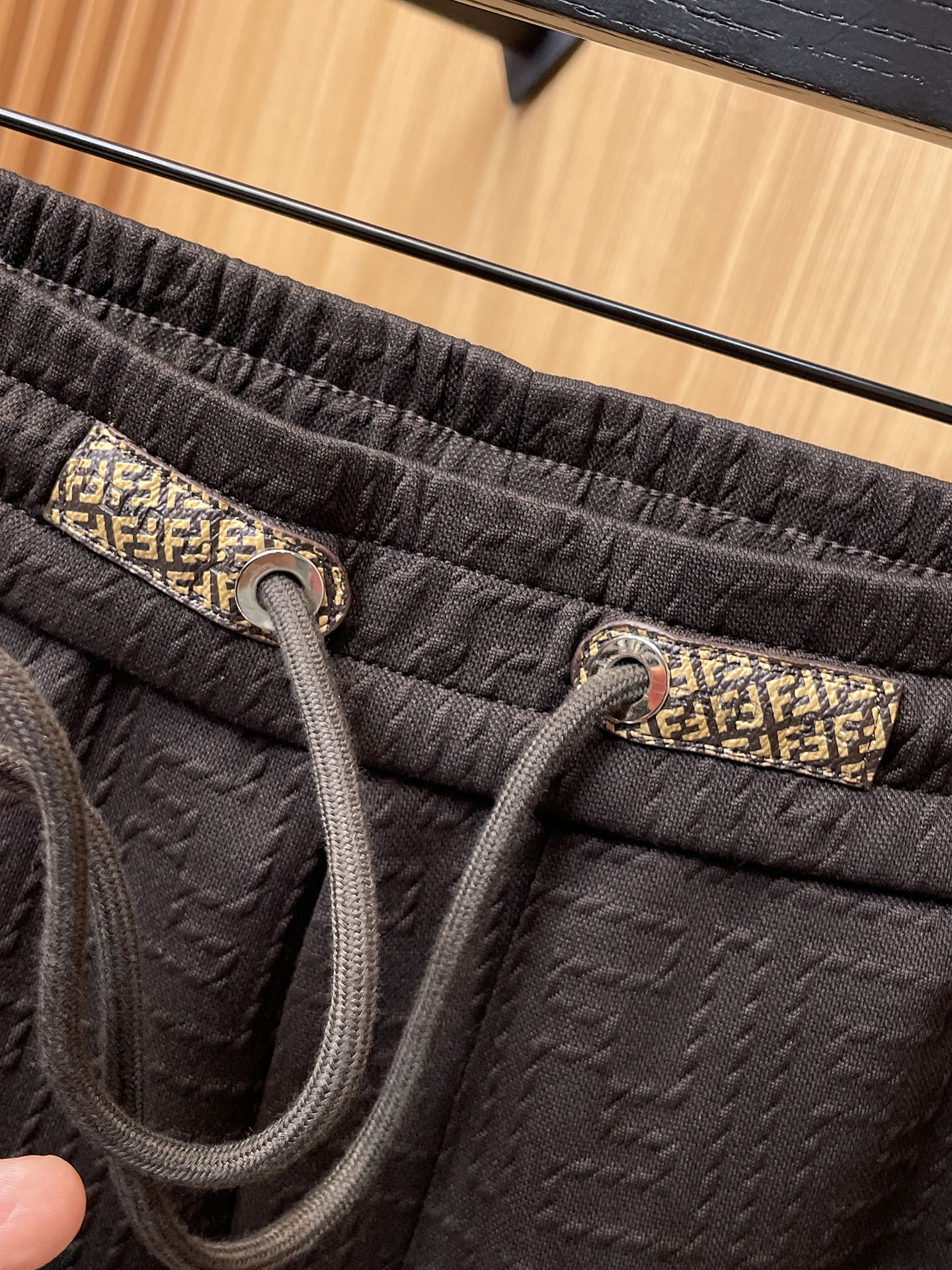 芬迪 顶级货品🐮 🆕2025秋冬新款休闲裤！官网同步发售。品牌经典LOGO休闲裤 ，定制面料，舒适度极好