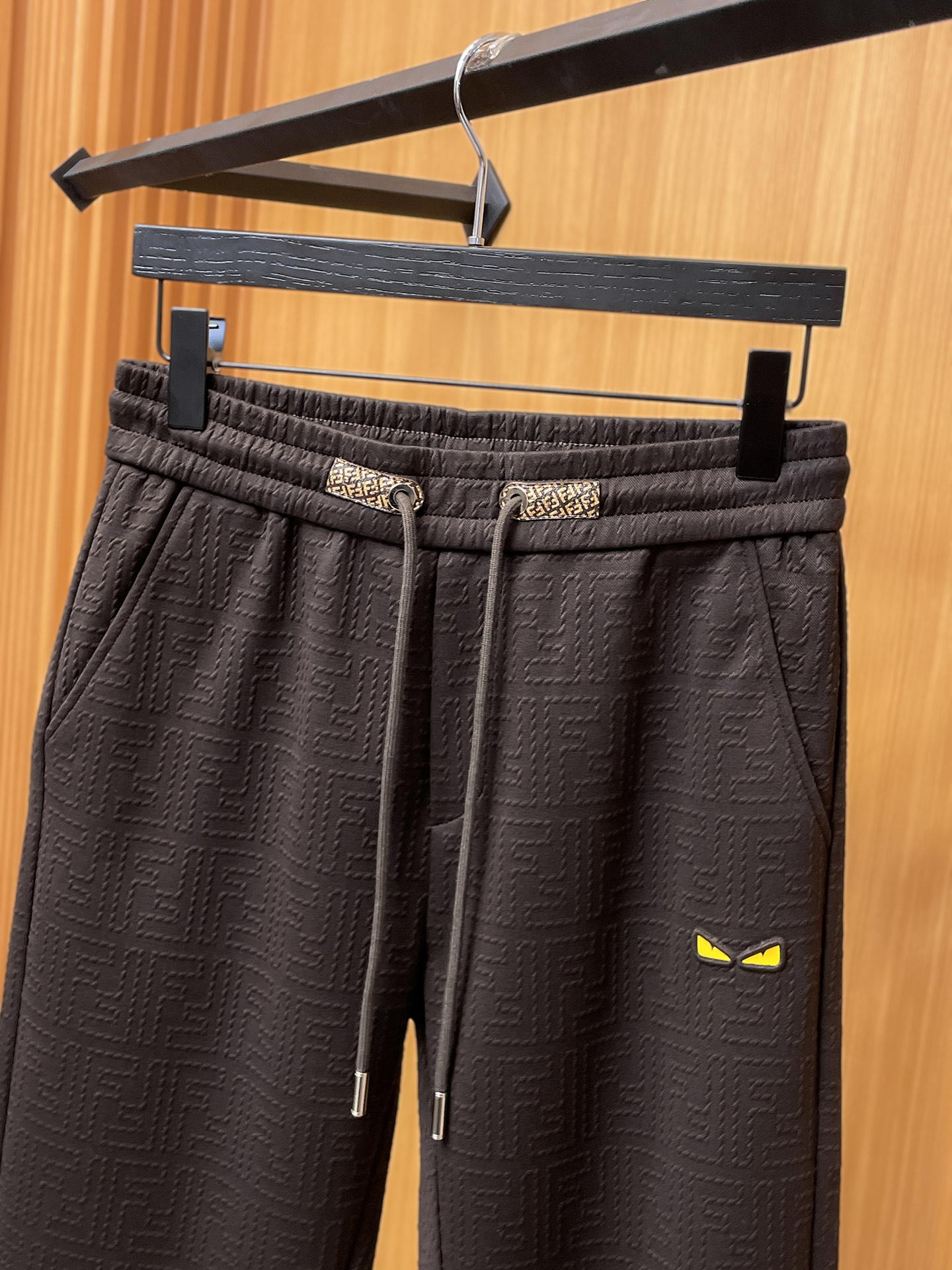 芬迪 顶级货品🐮 🆕2025秋冬新款休闲裤！官网同步发售。品牌经典LOGO休闲裤 ，定制面料，舒适度极好