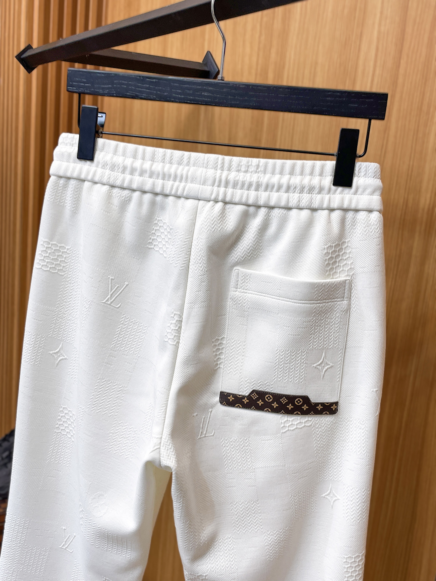 LV 顶级货品🐮 🆕2025秋冬新款休闲裤！官网同步发售。品牌经典LOGO休闲裤 ，定制面料，舒适度极好