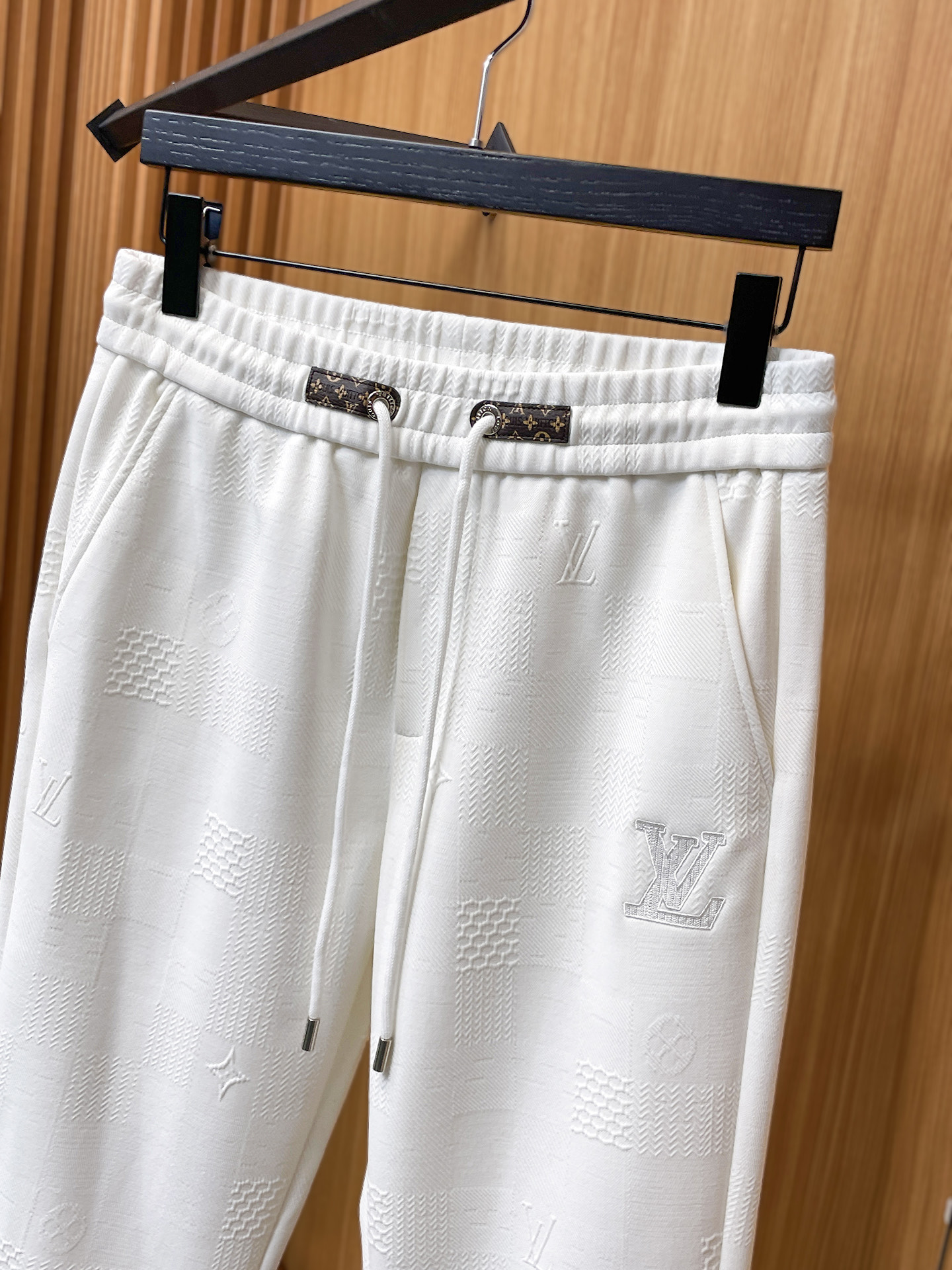 LV 顶级货品🐮 🆕2025秋冬新款休闲裤！官网同步发售。品牌经典LOGO休闲裤 ，定制面料，舒适度极好