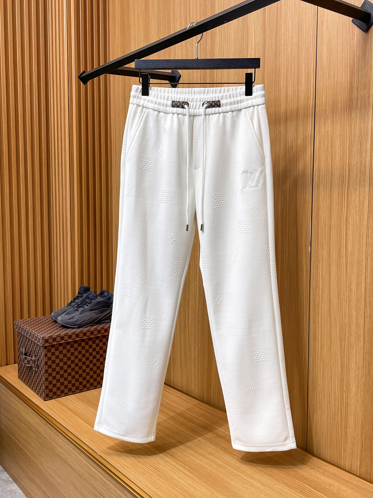 LV 顶级货品🐮 🆕2025秋冬新款休闲裤！官网同步发售。品牌经典LOGO休闲裤 ，定制面料，舒适度极好