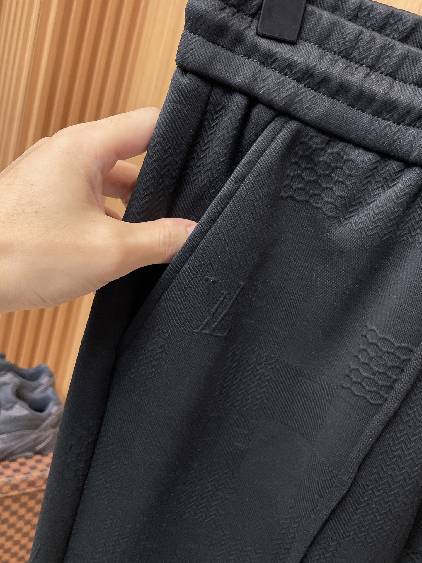 LV 顶级货品🐮 🆕2025秋冬新款休闲裤！官网同步发售。品牌经典LOGO休闲裤 ，定制面料，舒适度极好