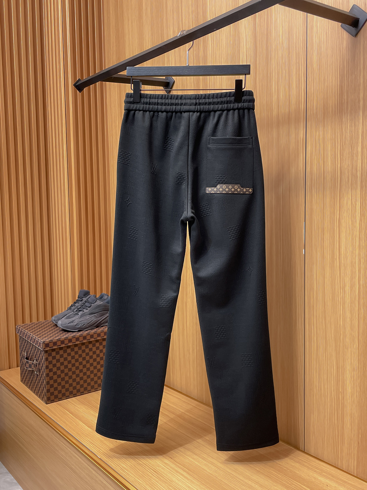 LV 顶级货品🐮 🆕2025秋冬新款休闲裤！官网同步发售。品牌经典LOGO休闲裤 ，定制面料，舒适度极好