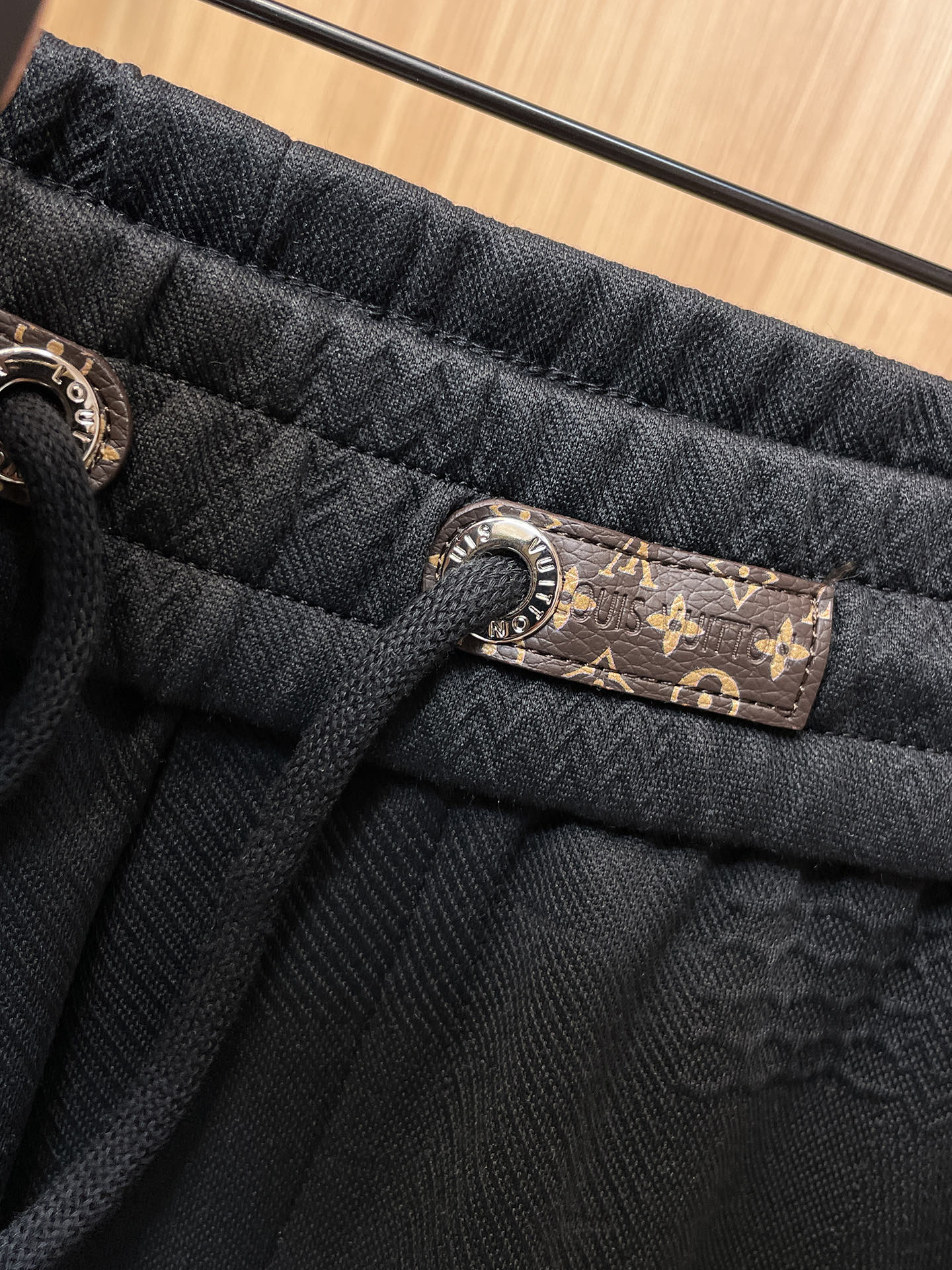 LV 顶级货品🐮 🆕2025秋冬新款休闲裤！官网同步发售。品牌经典LOGO休闲裤 ，定制面料，舒适度极好