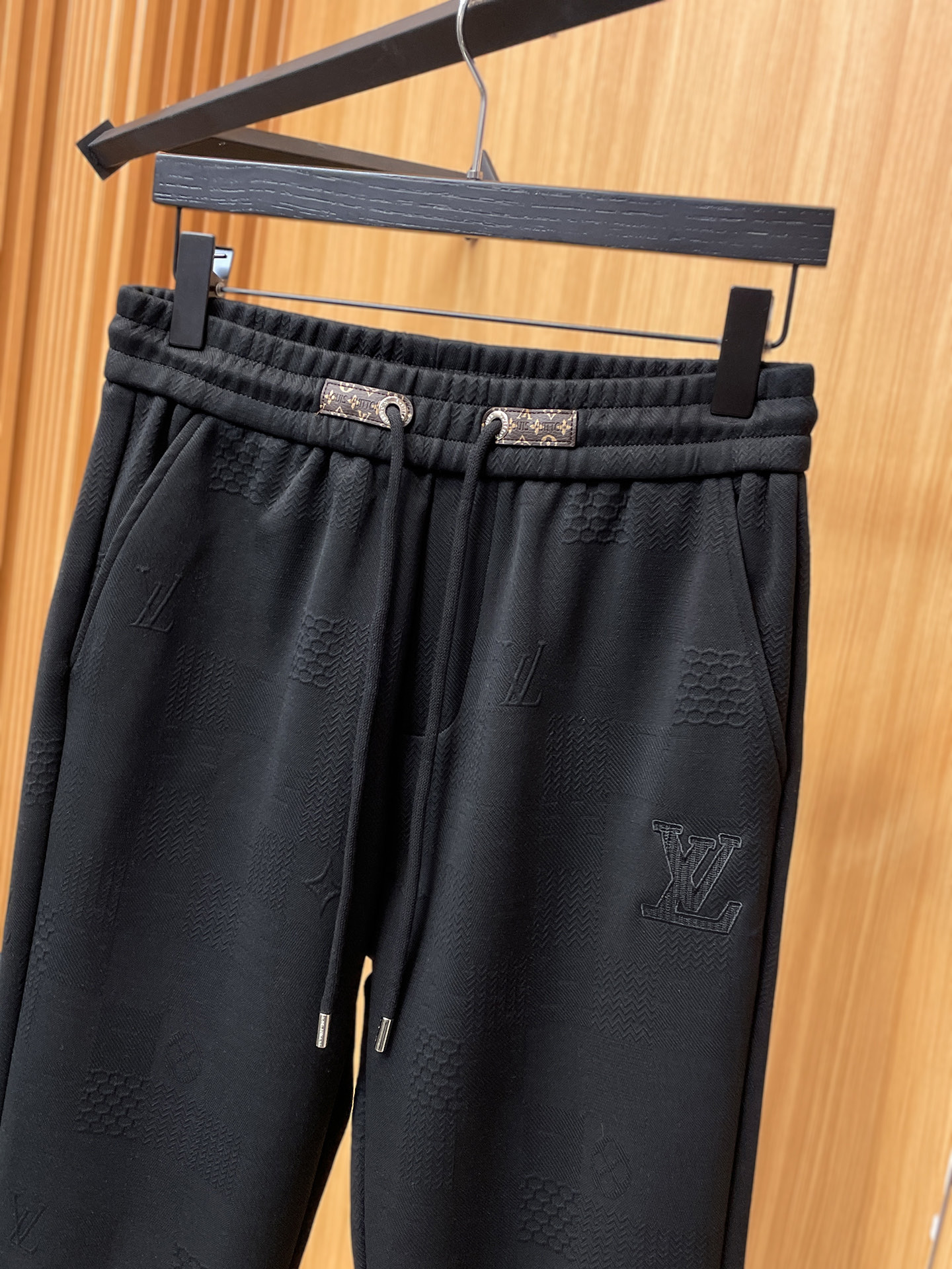 LV 顶级货品🐮 🆕2025秋冬新款休闲裤！官网同步发售。品牌经典LOGO休闲裤 ，定制面料，舒适度极好