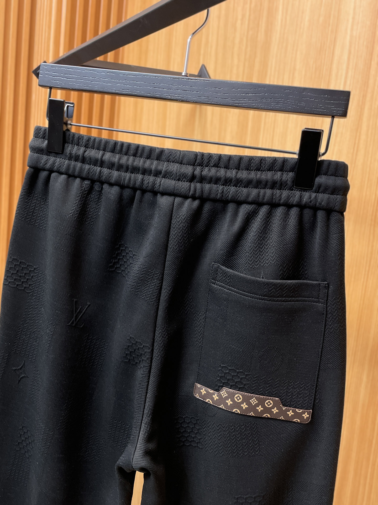 LV 顶级货品🐮 🆕2025秋冬新款休闲裤！官网同步发售。品牌经典LOGO休闲裤 ，定制面料，舒适度极好