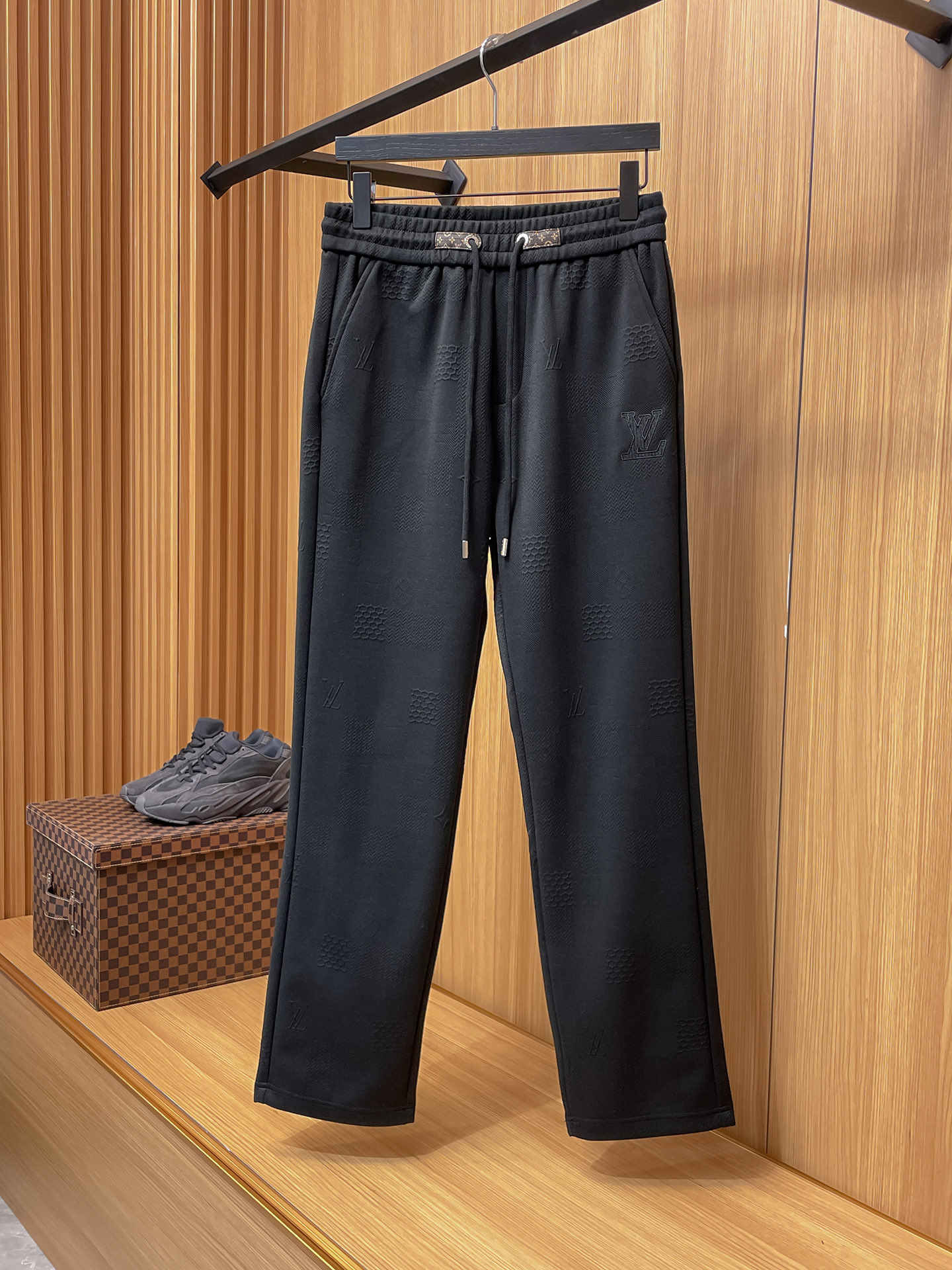 LV 顶级货品🐮 🆕2025秋冬新款休闲裤！官网同步发售。品牌经典LOGO休闲裤 ，定制面料，舒适度极好