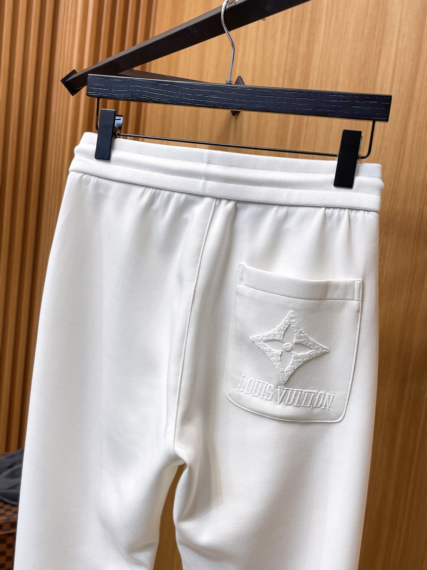 LV 顶级货品🐮 🆕2025秋冬新款休闲裤！官网同步发售。品牌经典LOGO休闲裤 ，定制面料，舒适度极好