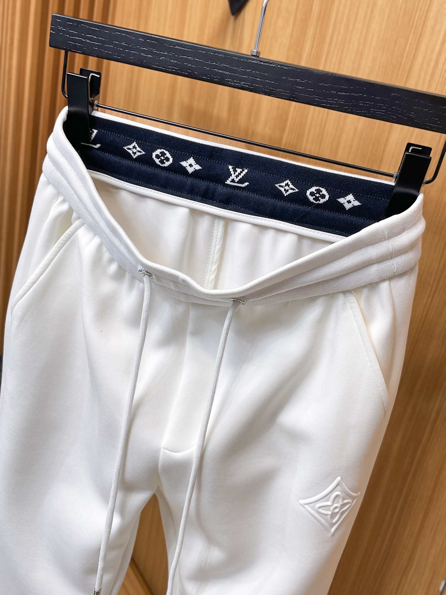 LV 顶级货品🐮 🆕2025秋冬新款休闲裤！官网同步发售。品牌经典LOGO休闲裤 ，定制面料，舒适度极好