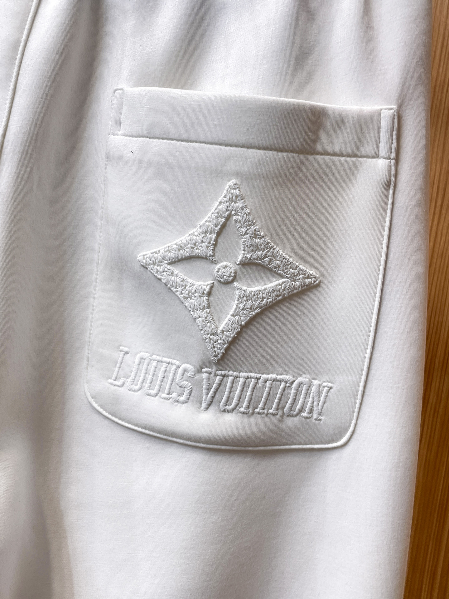 LV 顶级货品🐮 🆕2025秋冬新款休闲裤！官网同步发售。品牌经典LOGO休闲裤 ，定制面料，舒适度极好