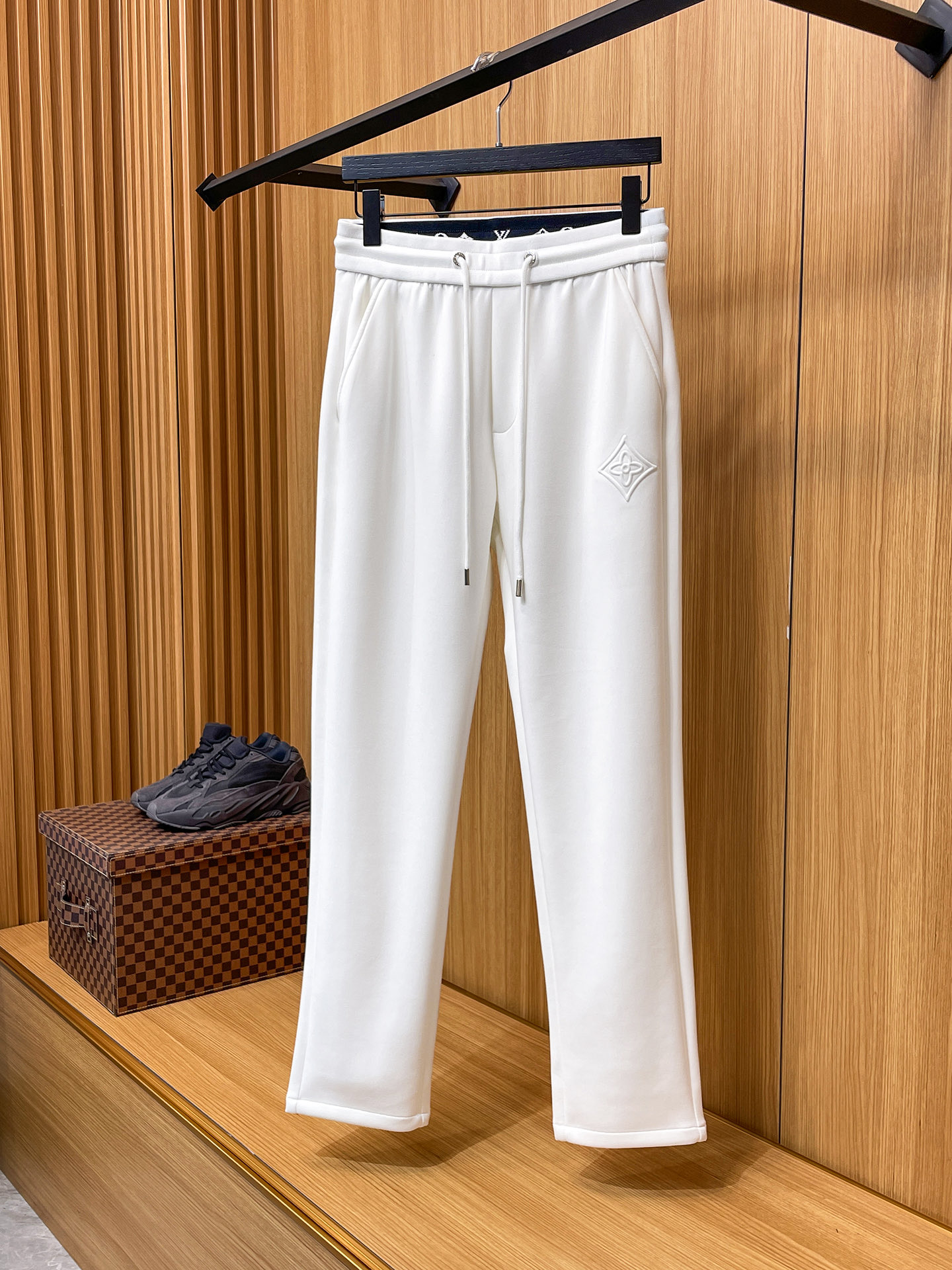 LV 顶级货品🐮 🆕2025秋冬新款休闲裤！官网同步发售。品牌经典LOGO休闲裤 ，定制面料，舒适度极好