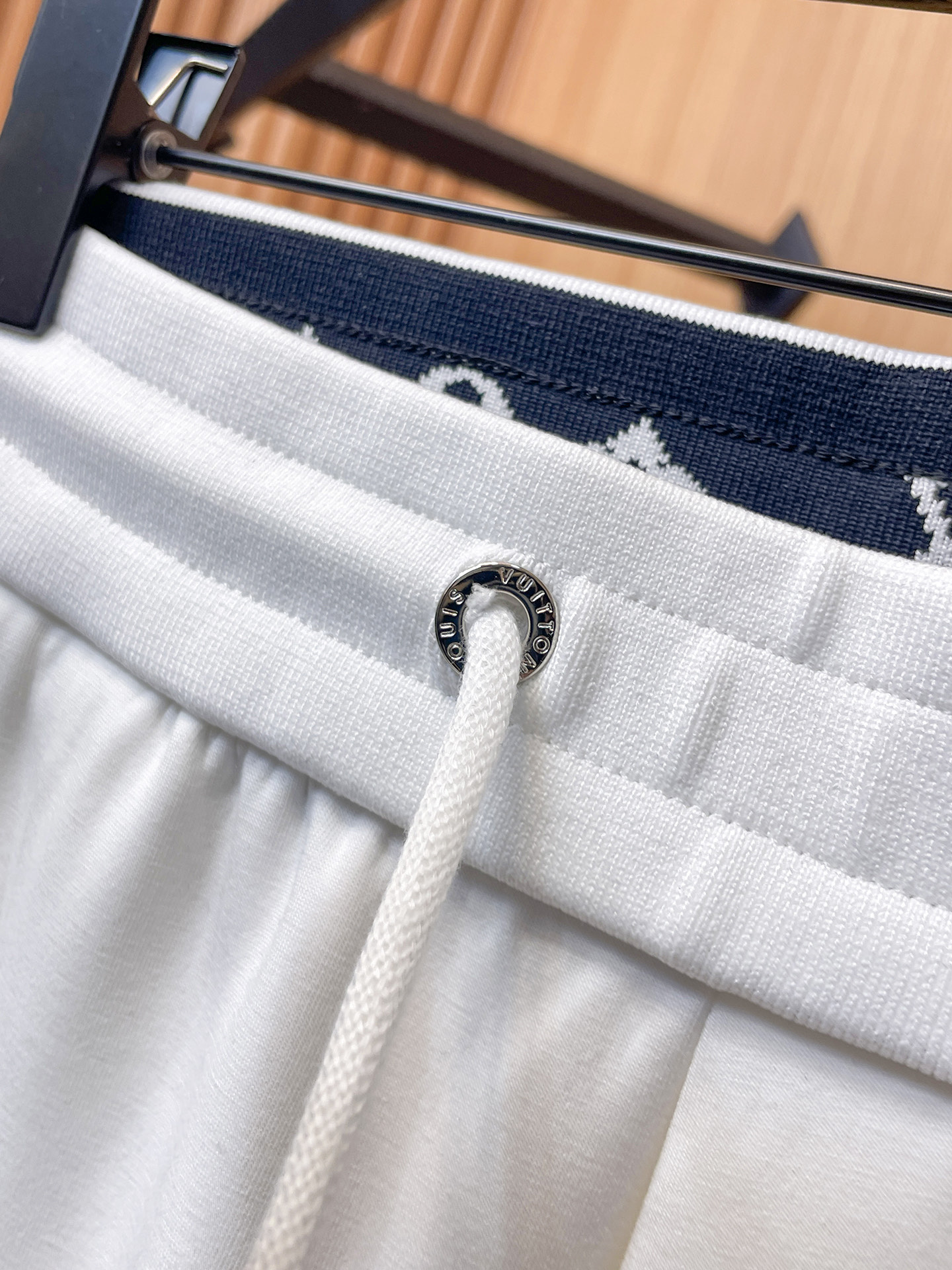 LV 顶级货品🐮 🆕2025秋冬新款休闲裤！官网同步发售。品牌经典LOGO休闲裤 ，定制面料，舒适度极好