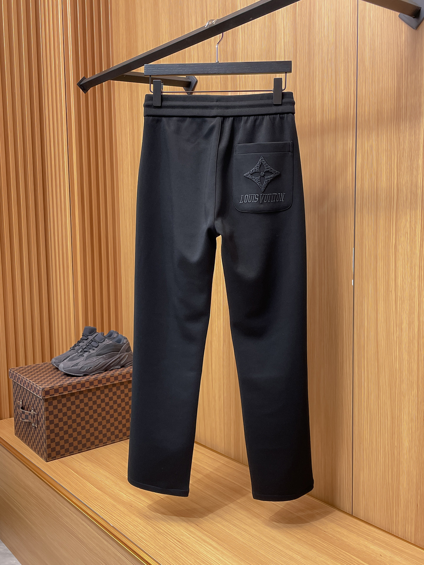 LV 顶级货品🐮 🆕2025秋冬新款休闲裤！官网同步发售。品牌经典LOGO休闲裤 ，定制面料，舒适度极好