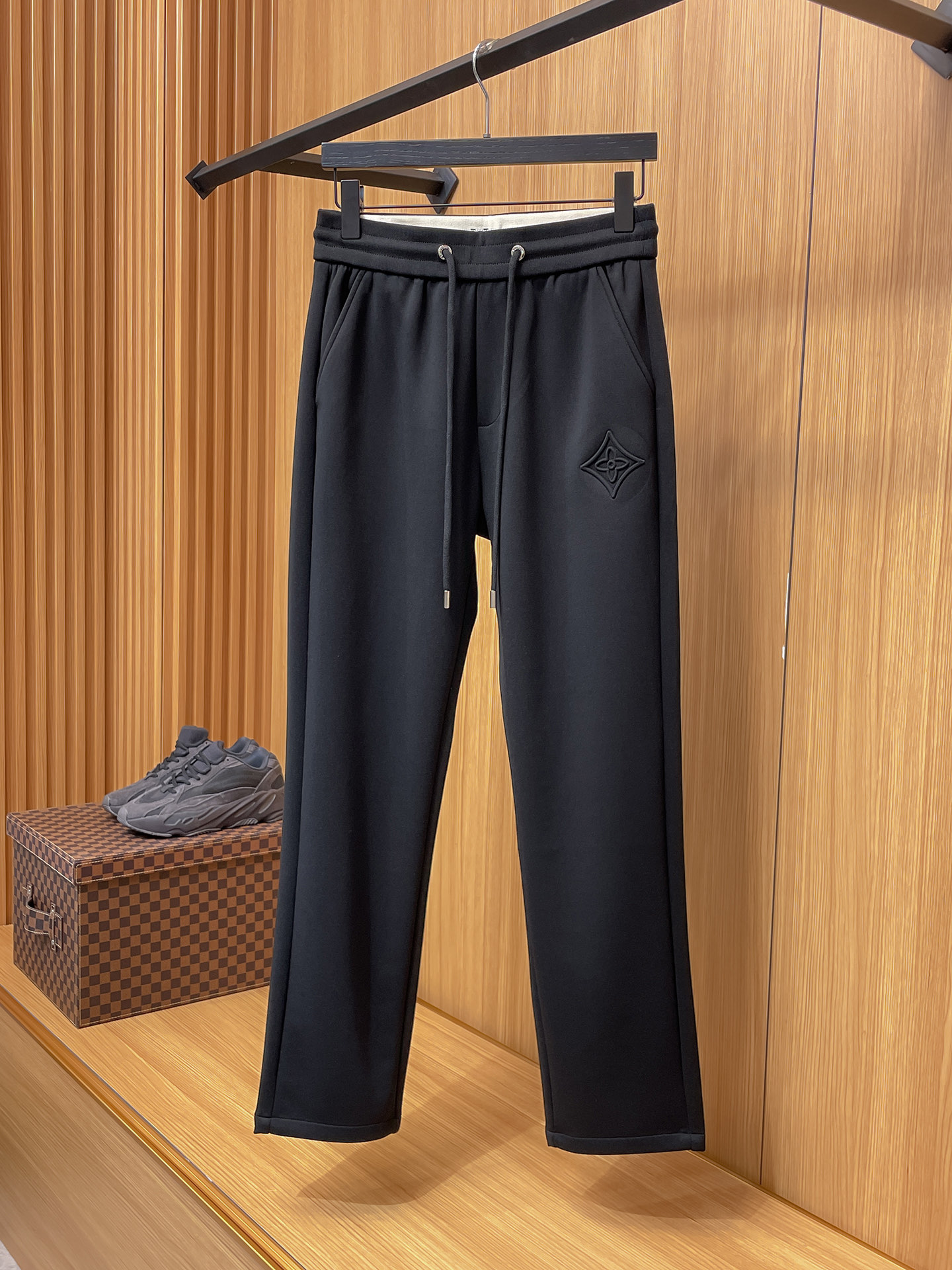 LV 顶级货品🐮 🆕2025秋冬新款休闲裤！官网同步发售。品牌经典LOGO休闲裤 ，定制面料，舒适度极好