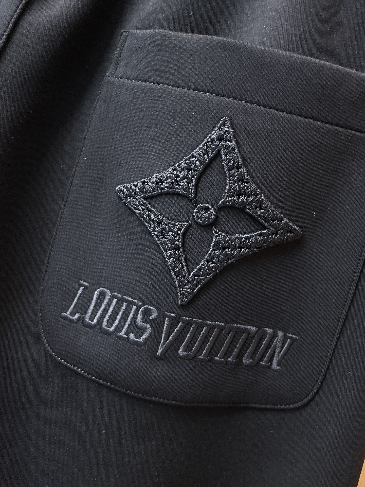 LV 顶级货品🐮 🆕2025秋冬新款休闲裤！官网同步发售。品牌经典LOGO休闲裤 ，定制面料，舒适度极好