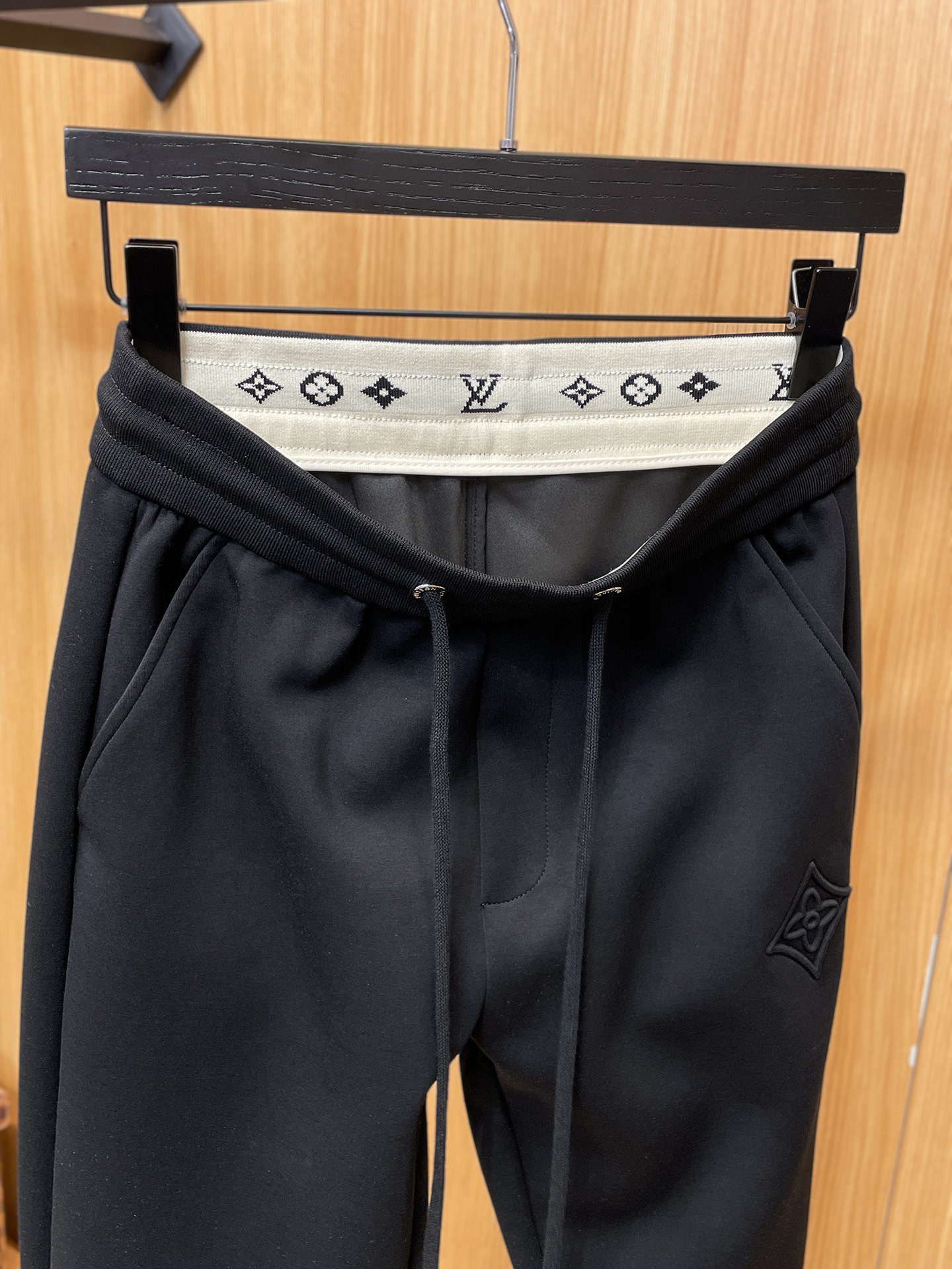 LV 顶级货品🐮 🆕2025秋冬新款休闲裤！官网同步发售。品牌经典LOGO休闲裤 ，定制面料，舒适度极好