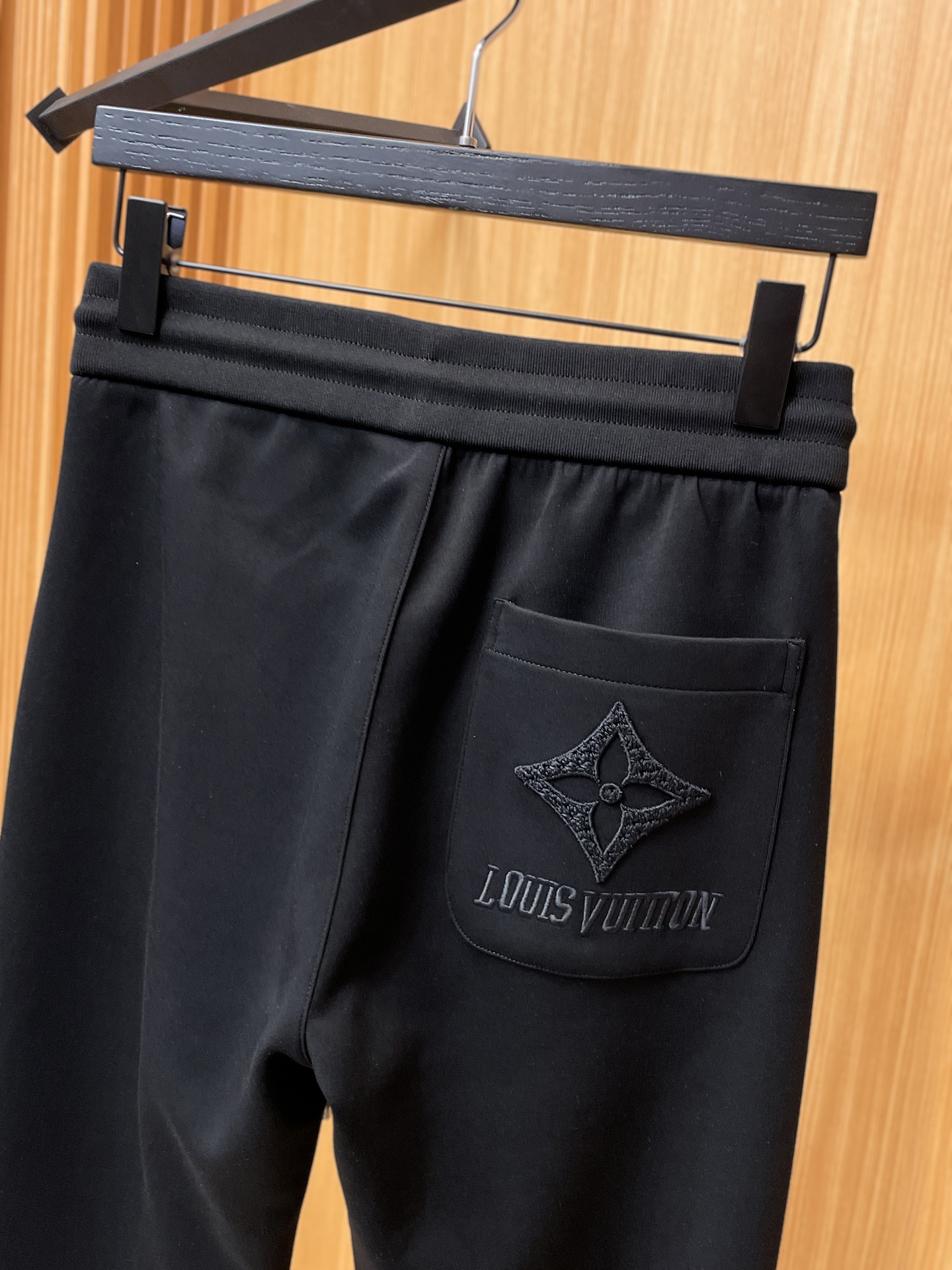 LV 顶级货品🐮 🆕2025秋冬新款休闲裤！官网同步发售。品牌经典LOGO休闲裤 ，定制面料，舒适度极好