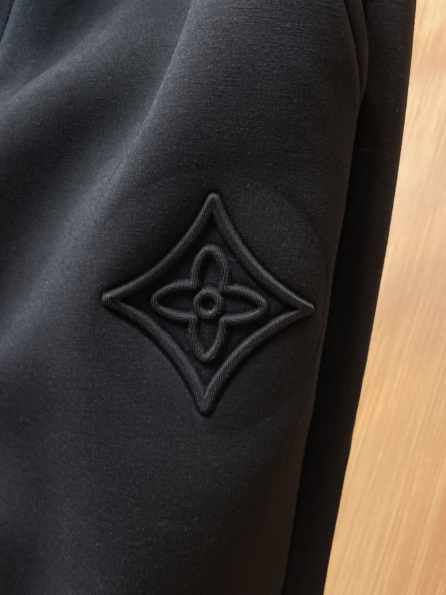 LV 顶级货品🐮 🆕2025秋冬新款休闲裤！官网同步发售。品牌经典LOGO休闲裤 ，定制面料，舒适度极好